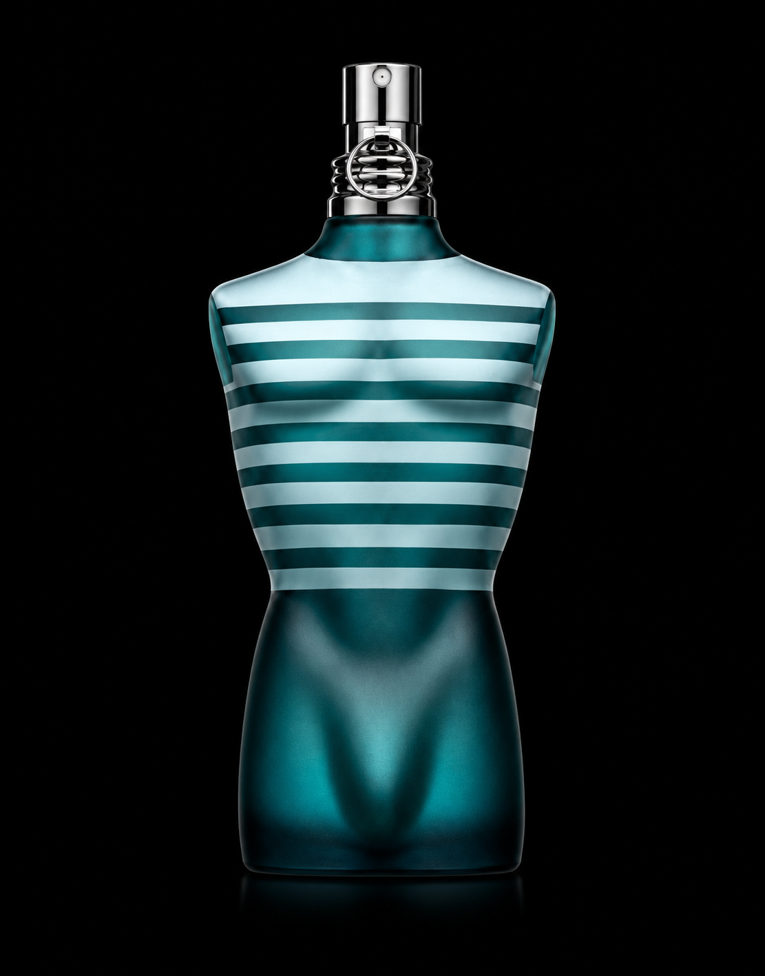 Flacon de parfum avec design en forme de corps humain portant une robe à rayures horizontalement bleue et blanche, sur fond noir.