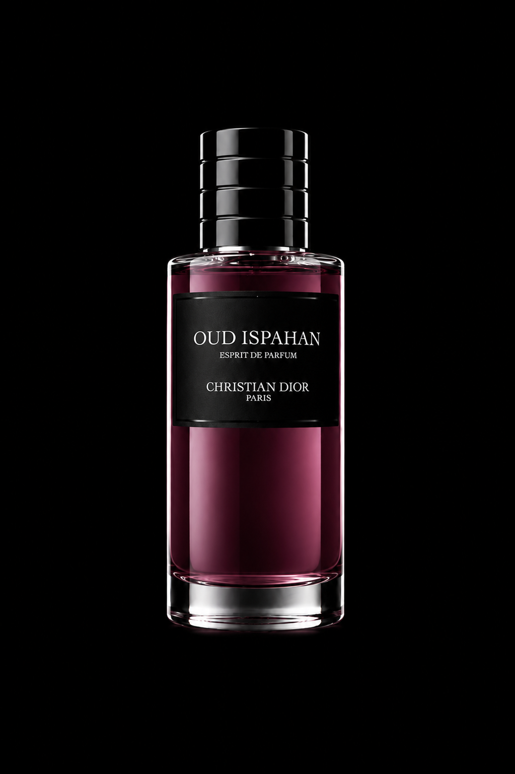 Une bouteille de parfum Christian Dior, nommé Oud Ispahan, avec un liquide rose à l’intérieur, sur fond noir.