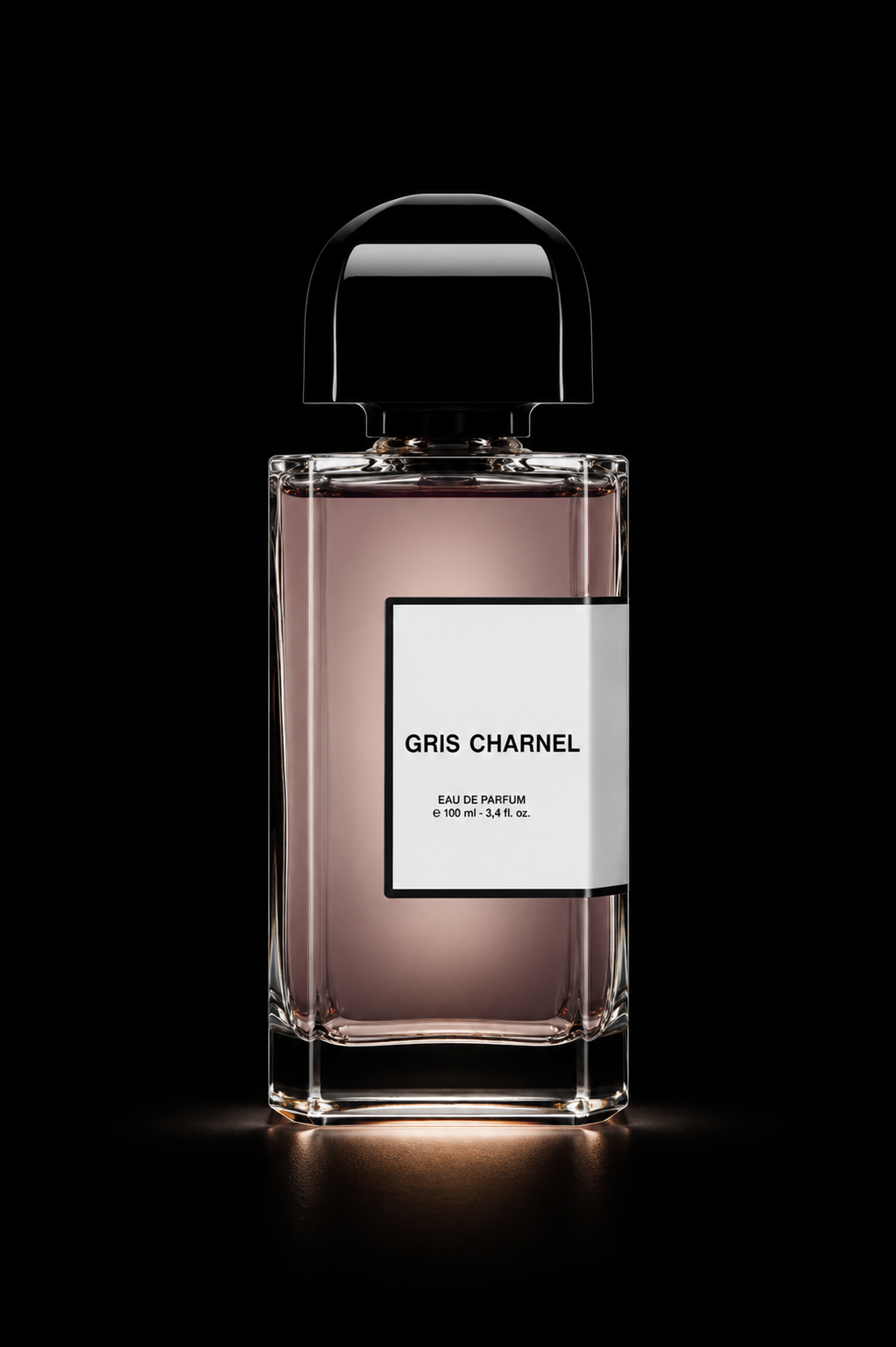Flacon de parfum rose, noir et blanc, de la marque Chanel, nommé Gris Charnel, sur fond noir.