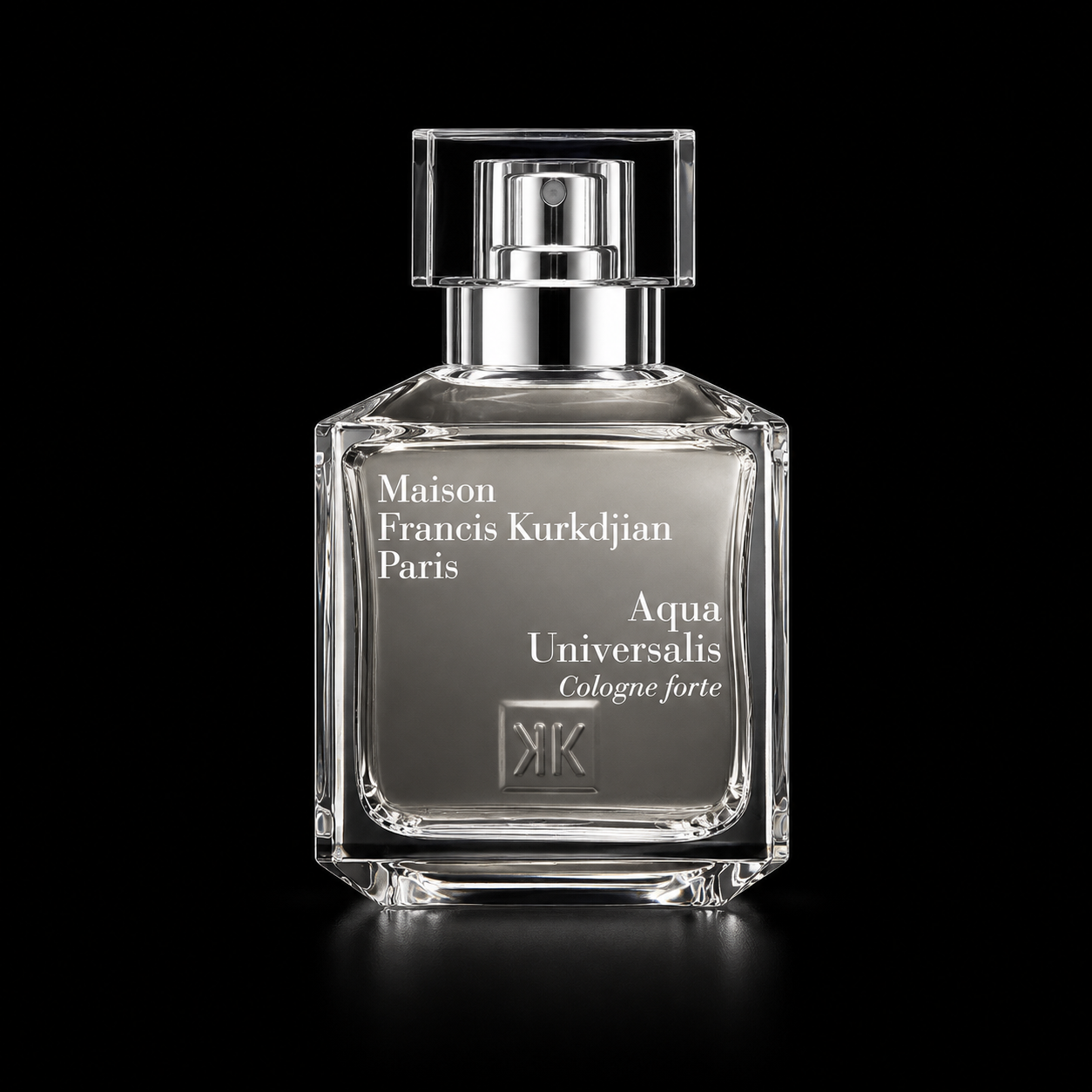 Bouteille de parfum transparent, carrée en verre, avec un spray et un bouchon carré, sur fond noir.