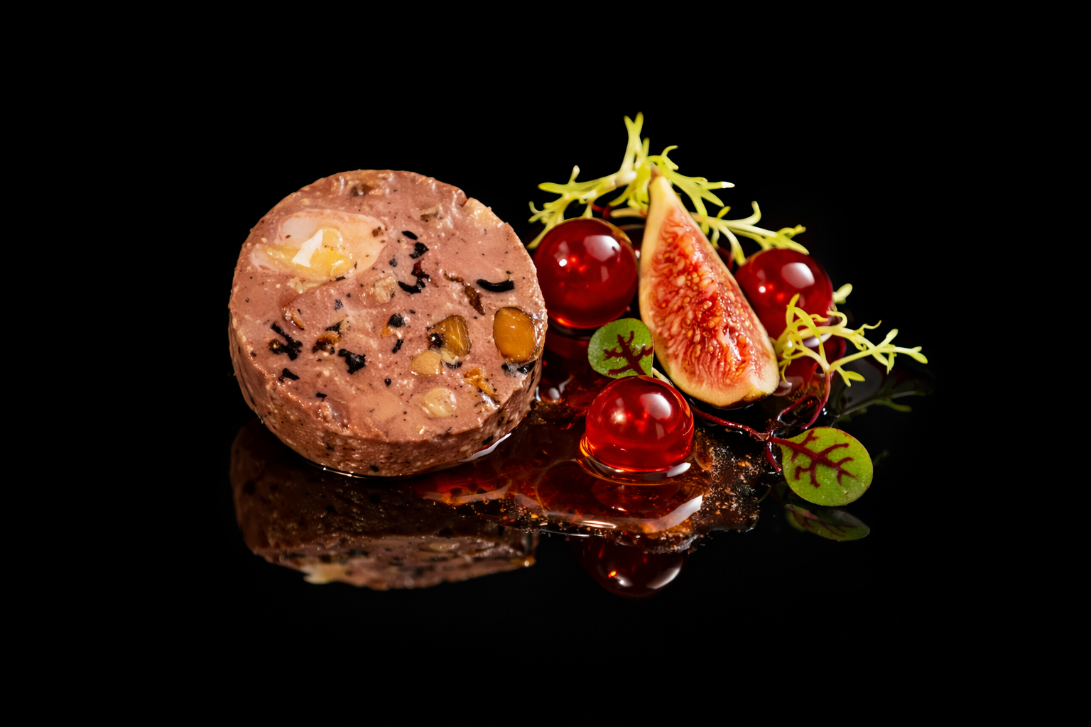 Terrine de viande avec accompagnement de figues, cerises, et microgreens sur fond noir.