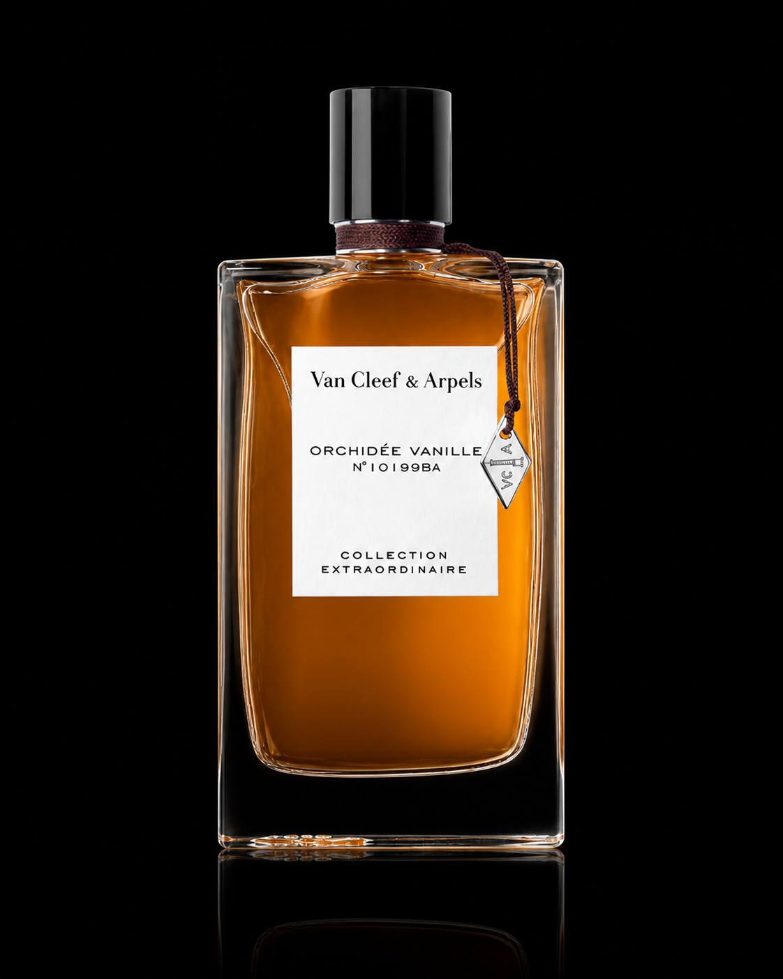 Parfum Van Cleef & Arpels Orchidée Vanille dans un flacon en verre avec une étiquette blanche, fond noir