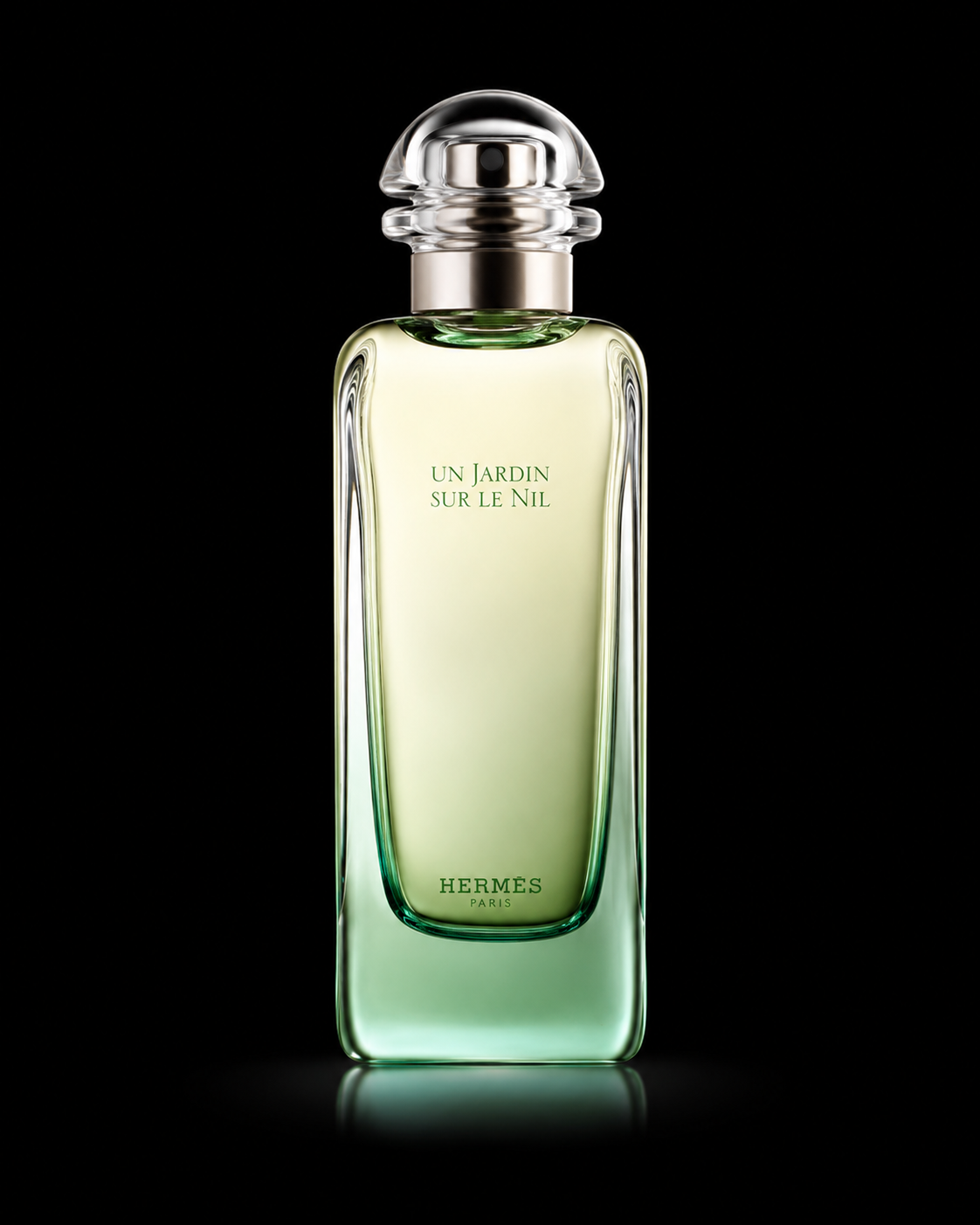 Flacon de parfum vert clair de la marque Hermès, intitulé "Un Jardin Sur Le Nil", avec un capuchon en verre transparent et une étiquette verte, sur fond noir.