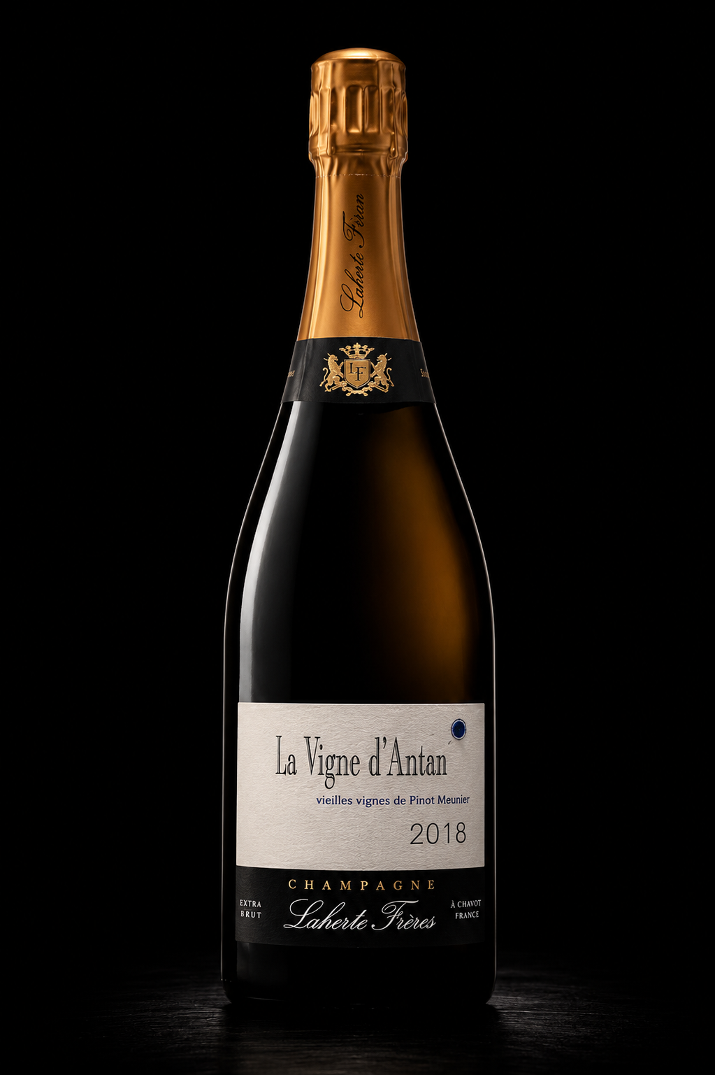 Bouteille de champagne La Vigne d’Antan 2018 de la maison Laherte Frères, avec un étiquetage blanc, un col en or et un fond noir.