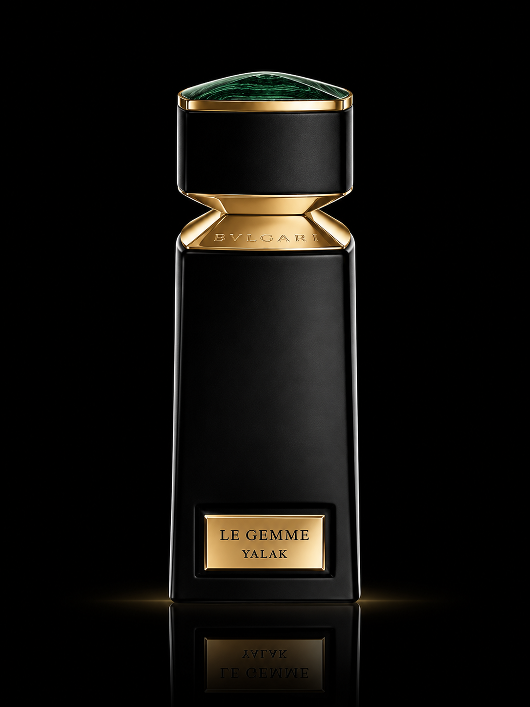 Flacon de parfum noir et or avec un capuchon vert foncé, marqué BVLGARI, pour le parfum Le Gemme Yalik.