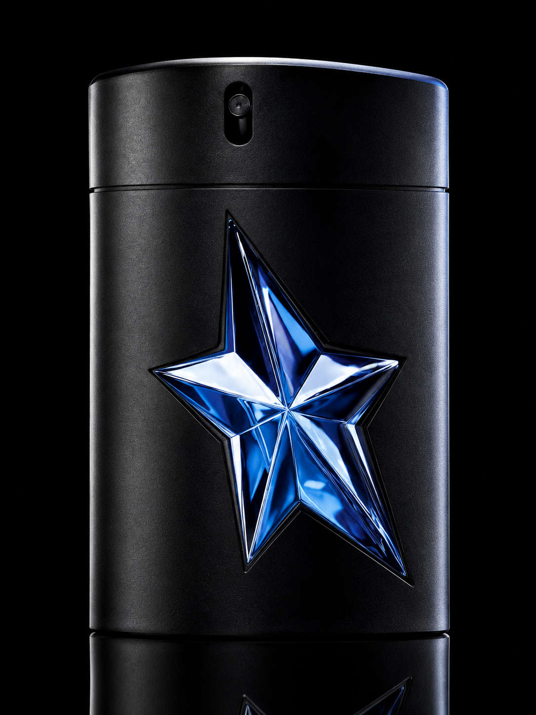 Un flacon de parfum noir avec une étoile bleue en relief sur le devant, placé sur un fond noir.