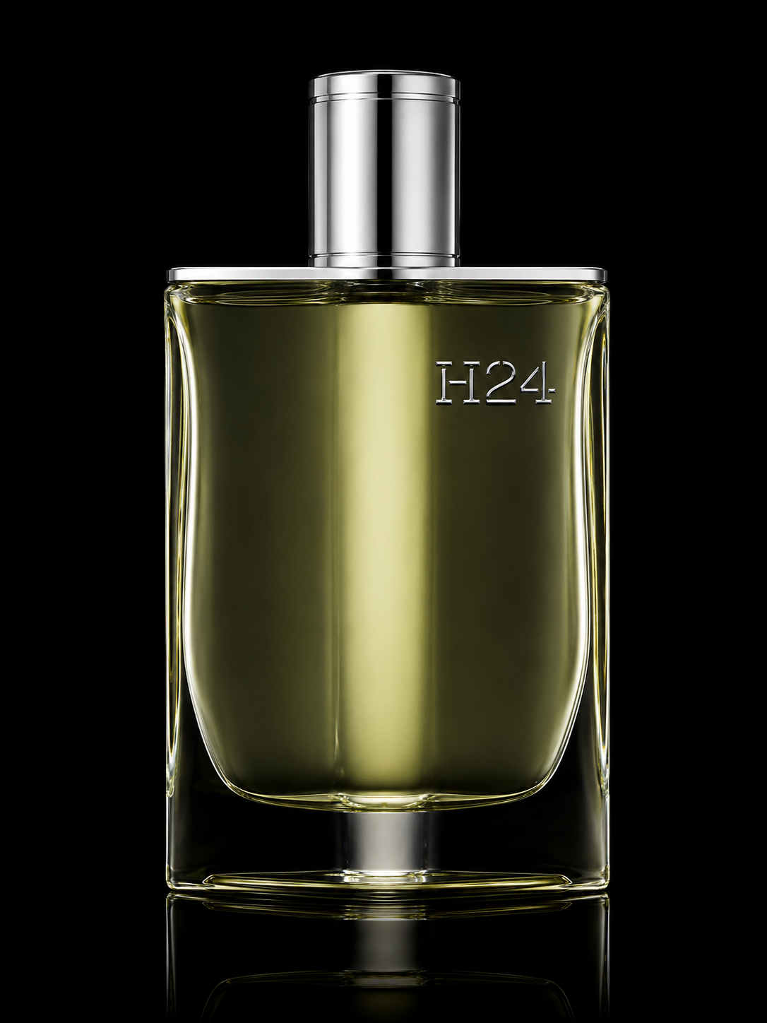 Flacon de parfum gris argenté avec inscription 'H124' sur le devant, rempli d'un liquide clair, posé sur un fond noir.