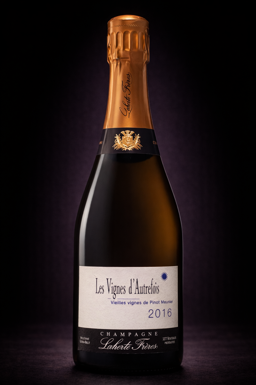 Bouteille de champagne Laherte Frères Les Vignes d'Autrefois 2016, avec étiquette blanche, fond noir, capsule dorée, et logo avec une coquille d'escargot.