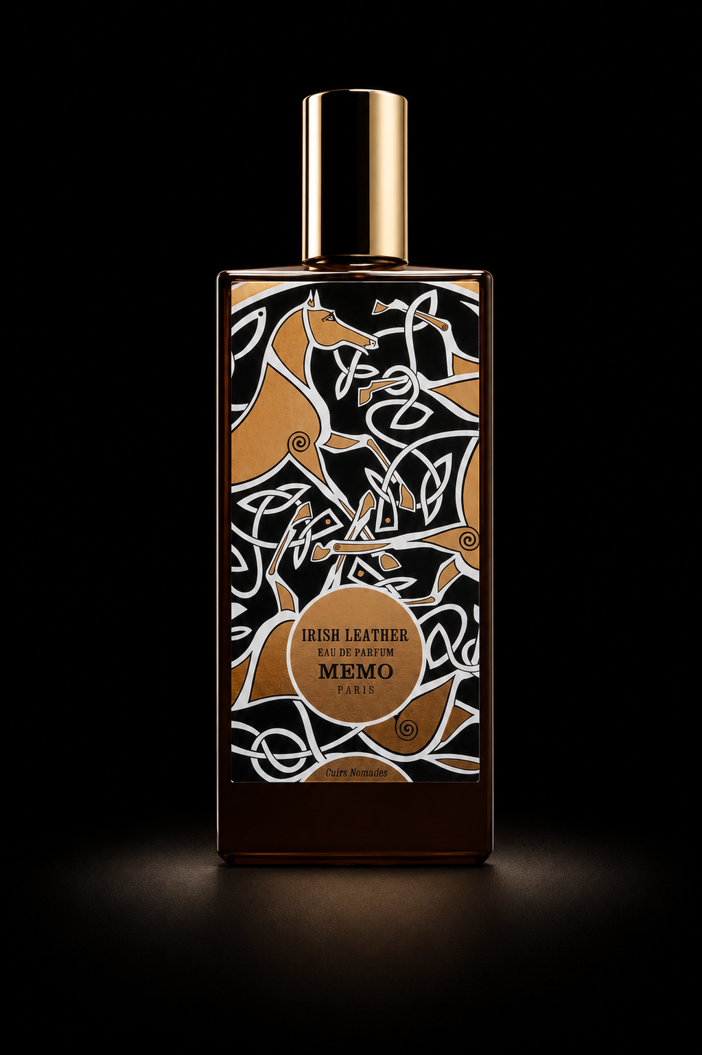 Une bouteille de parfum Memo Irish Leather avec un design artistique noir, blanc et or représentant un cheval et des motifs de cuir, sur un fond noir.