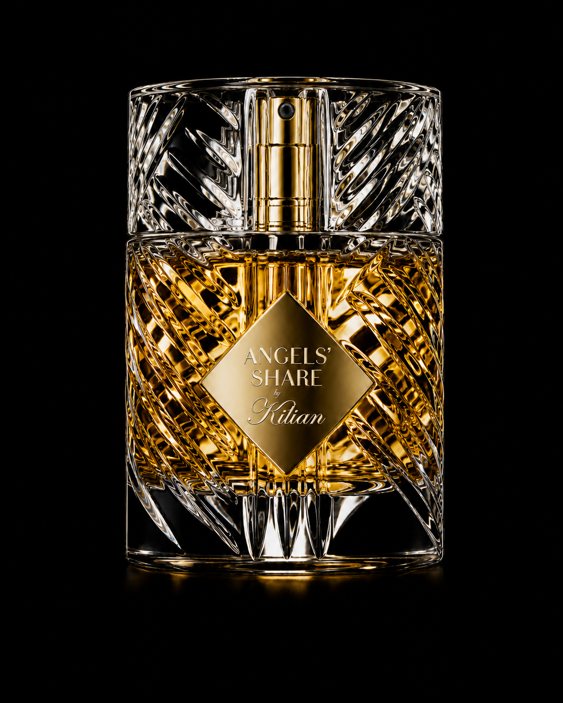 Flacon de parfum en verre orné de motifs en relief, avec une étiquette dorée portant le nom 'Angels' Share' de Kilian, sur un fond noir.