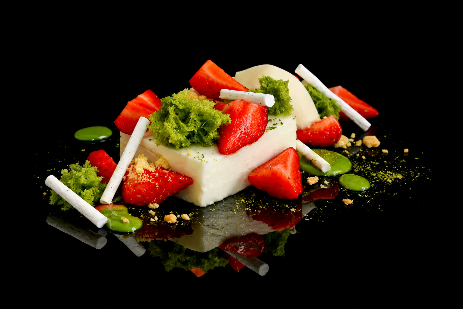 Assiette gastronomique avec morceaux de fraises, crème, éclats de biscuit, crème verte, et décoration végétale, sur fond noir