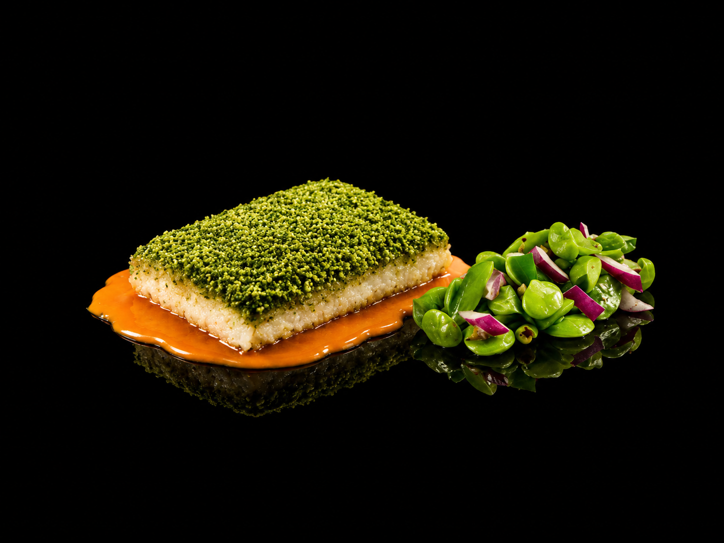 Un plat de nourriture composé d'un poisson pané avec une croûte de brocolis, servi sur une assiette en sauce, accompagné d'une salade de haricots verts et de radis violets