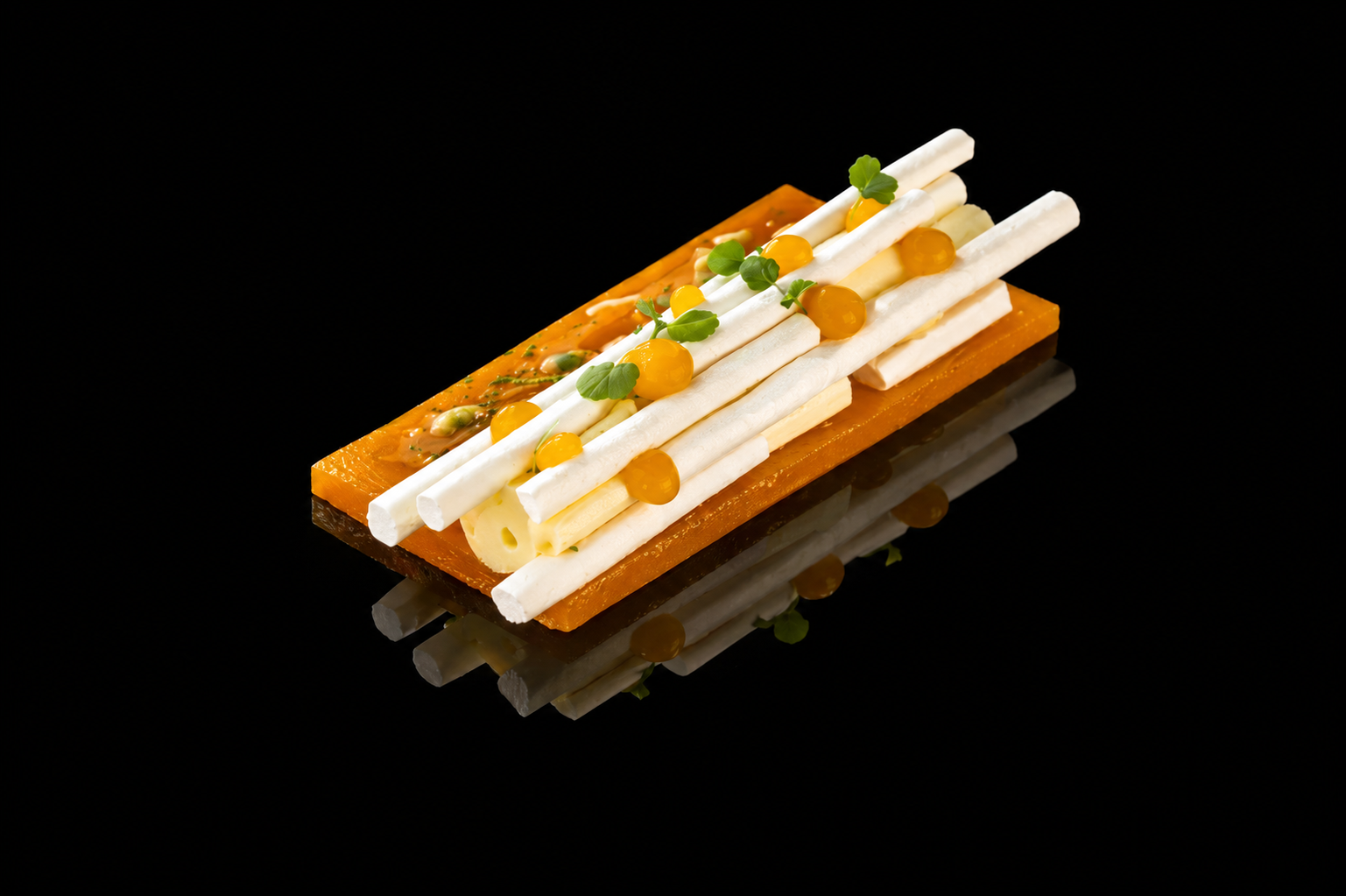 Assiette de fromages avec diverses variétés de fromages et garnitures, décorée de microgreens, sur fond noir