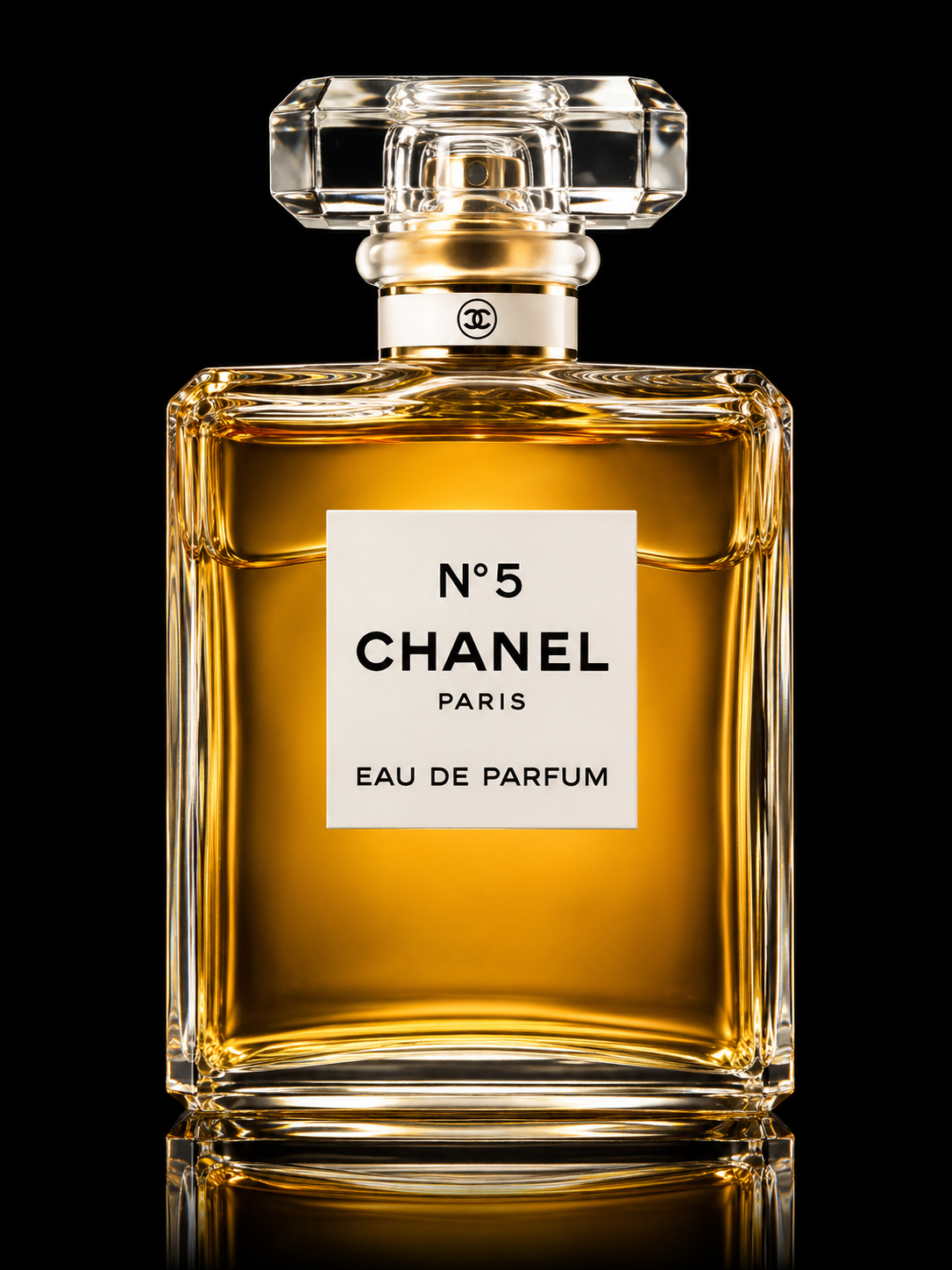 Flacon de parfum Chanel N°5 avec liquide ambré foncé, fond noir, et réflexion de la bouteille en dessous.