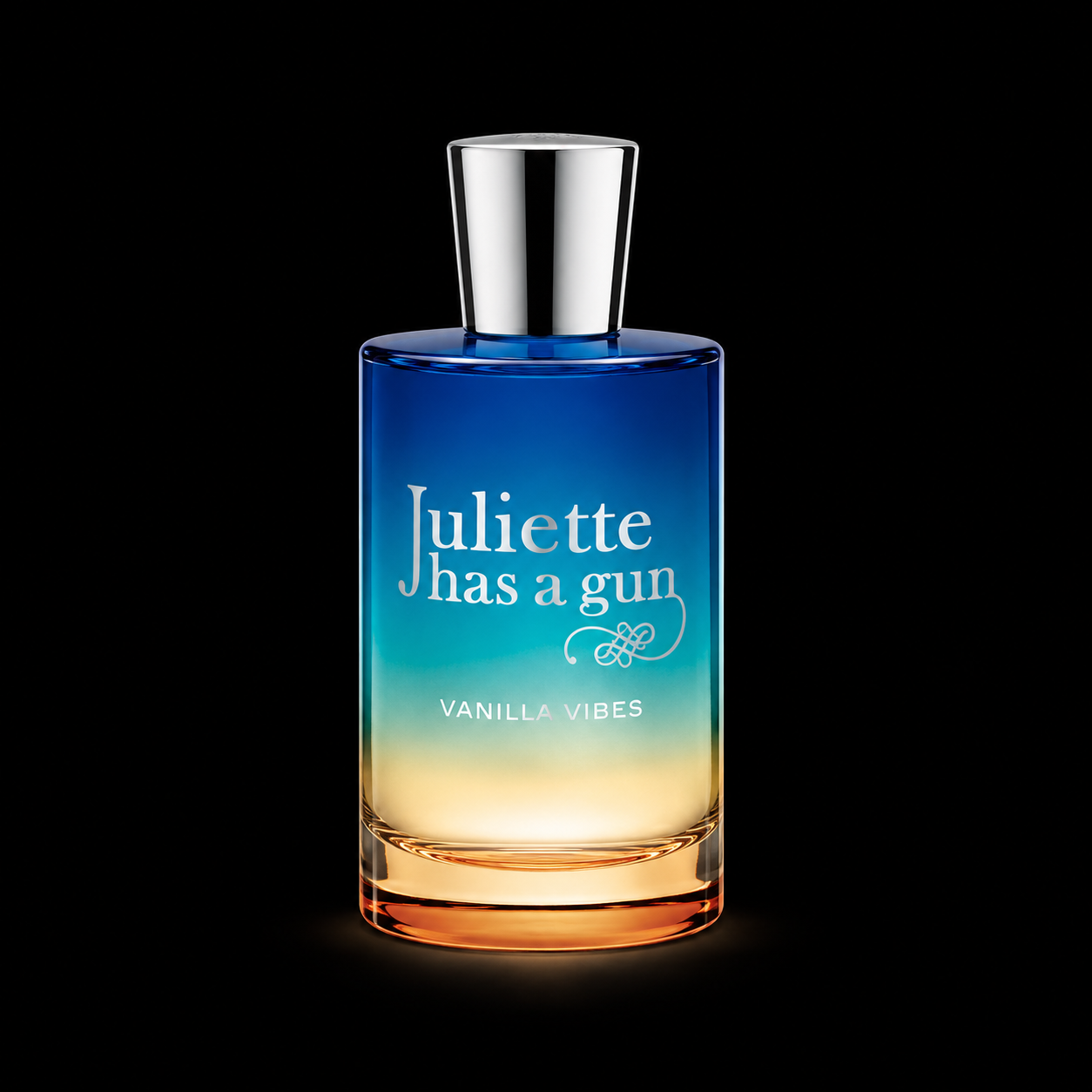 Flacon de parfum dégradé bleu et beige avec bouchon argenté, texte "Juliette has a gun" et "Vanilla Vibes" sur fond noir.