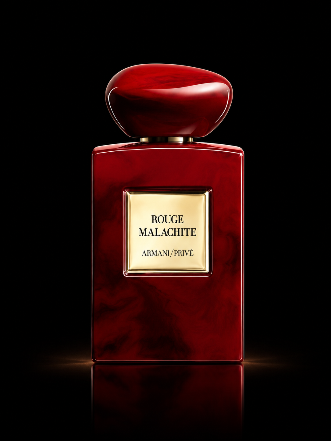 Flacon de parfum rouge et oruré nommé Rouge Malachite par Armani/Privé, présenté sur fond noir.