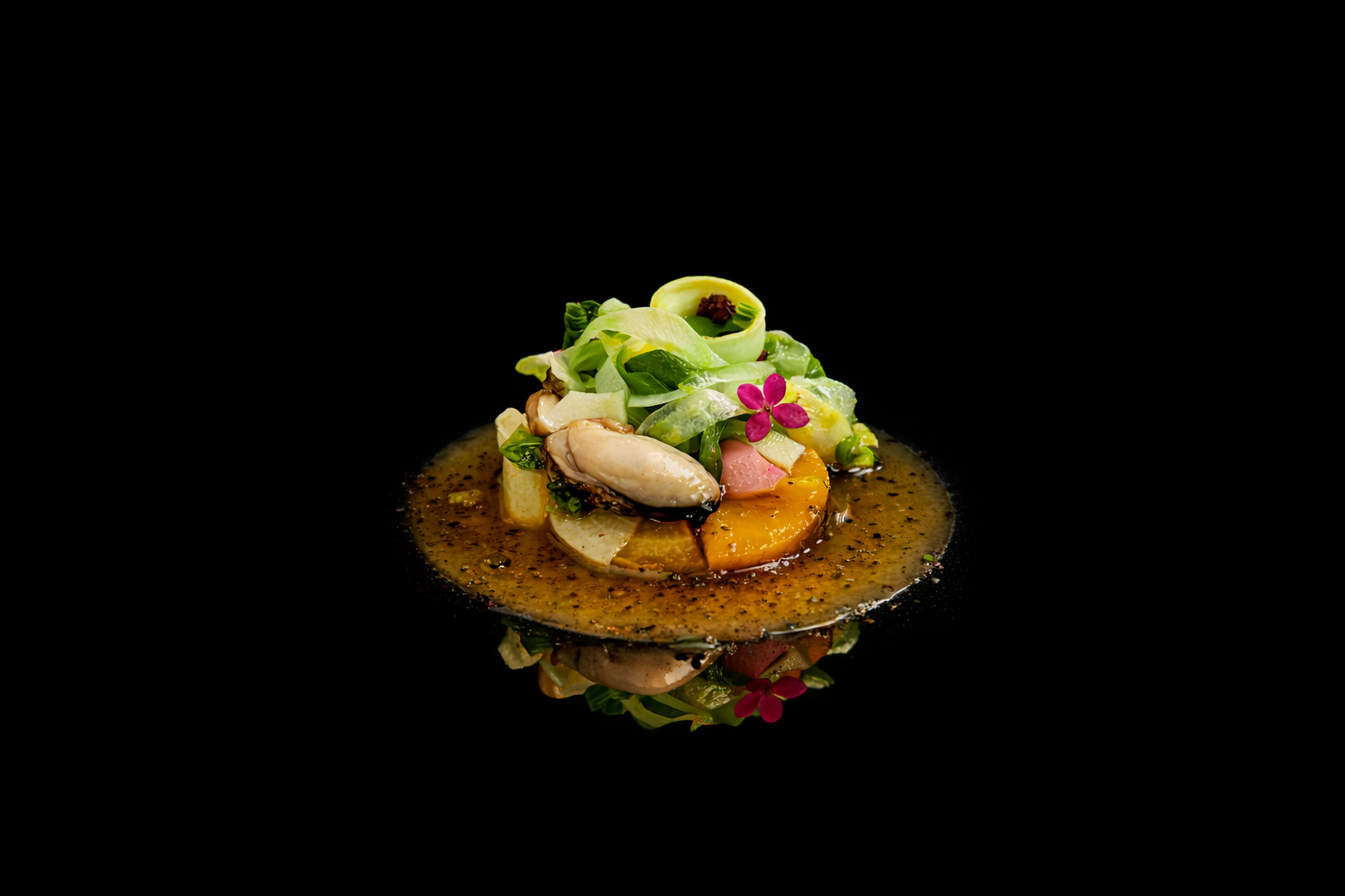 Assiette de dégustation avec légumes, fruits, sauce et fleur comestible sur fond noir.