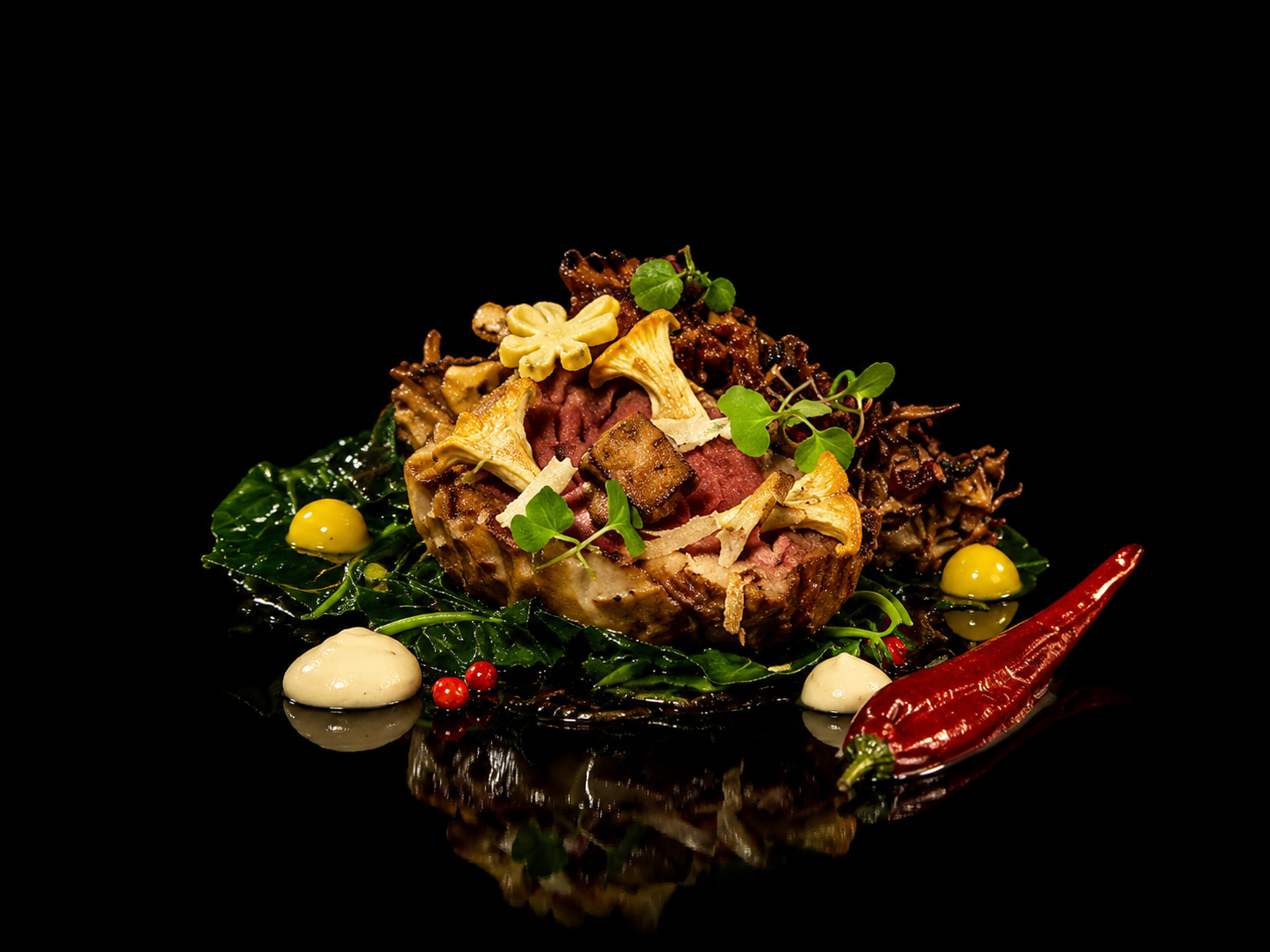 Un plat gourmet de viande en croûte, accompagné de légumes et de sauces, décoré avec des champignons, des micro-pousses, un piment rouge et des fruits rouges, présenté sur un fond noir.