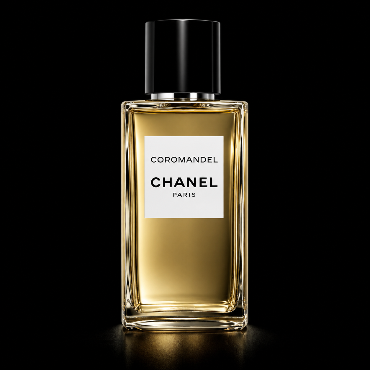 Flacon de parfum noir et or de Chanel, nommé 'Coromandel'.