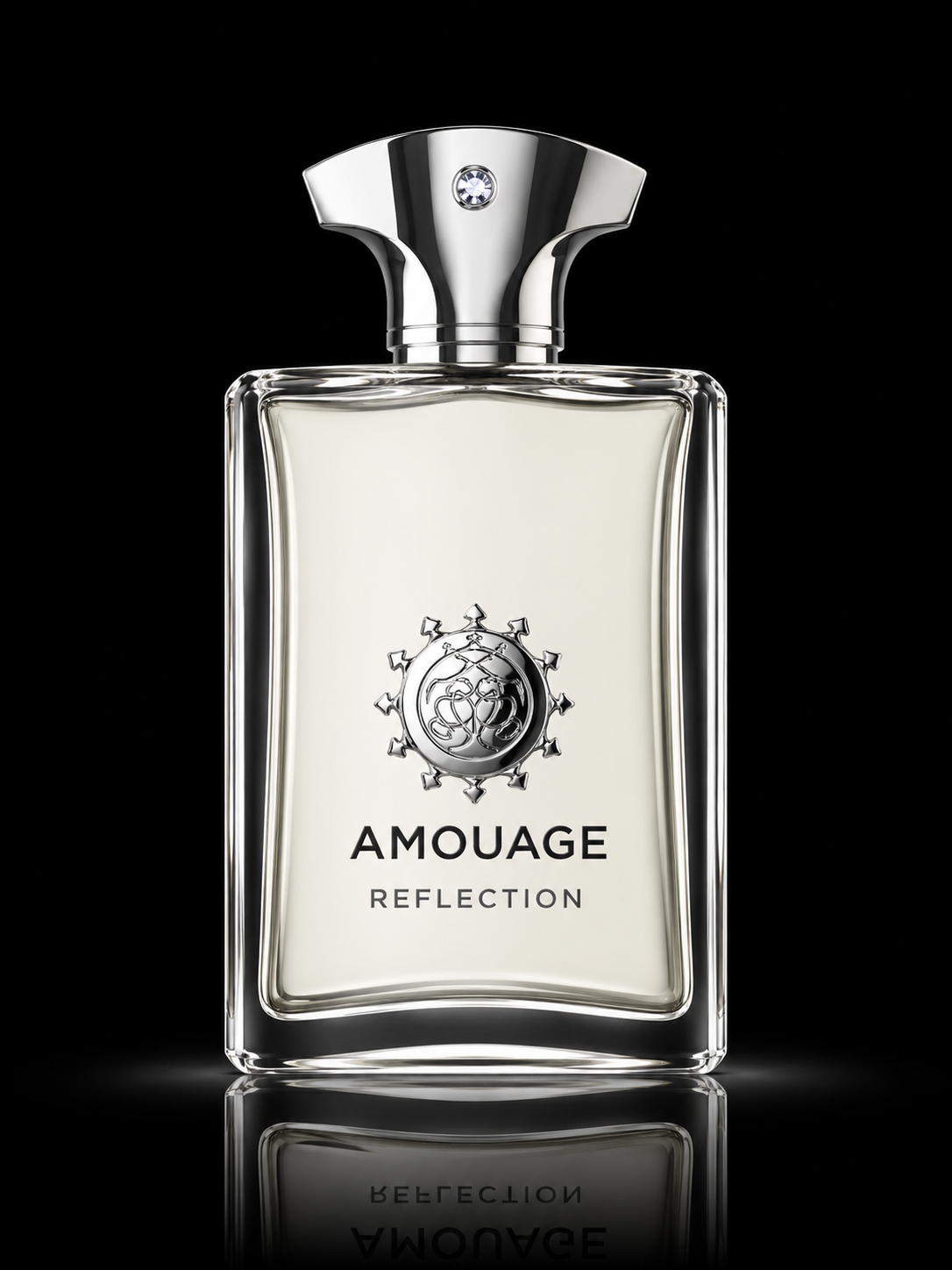 Une bouteille de parfum Amouage Reflection, en verre transparent avec un bouchon métallique argenté, sur un fond noir.