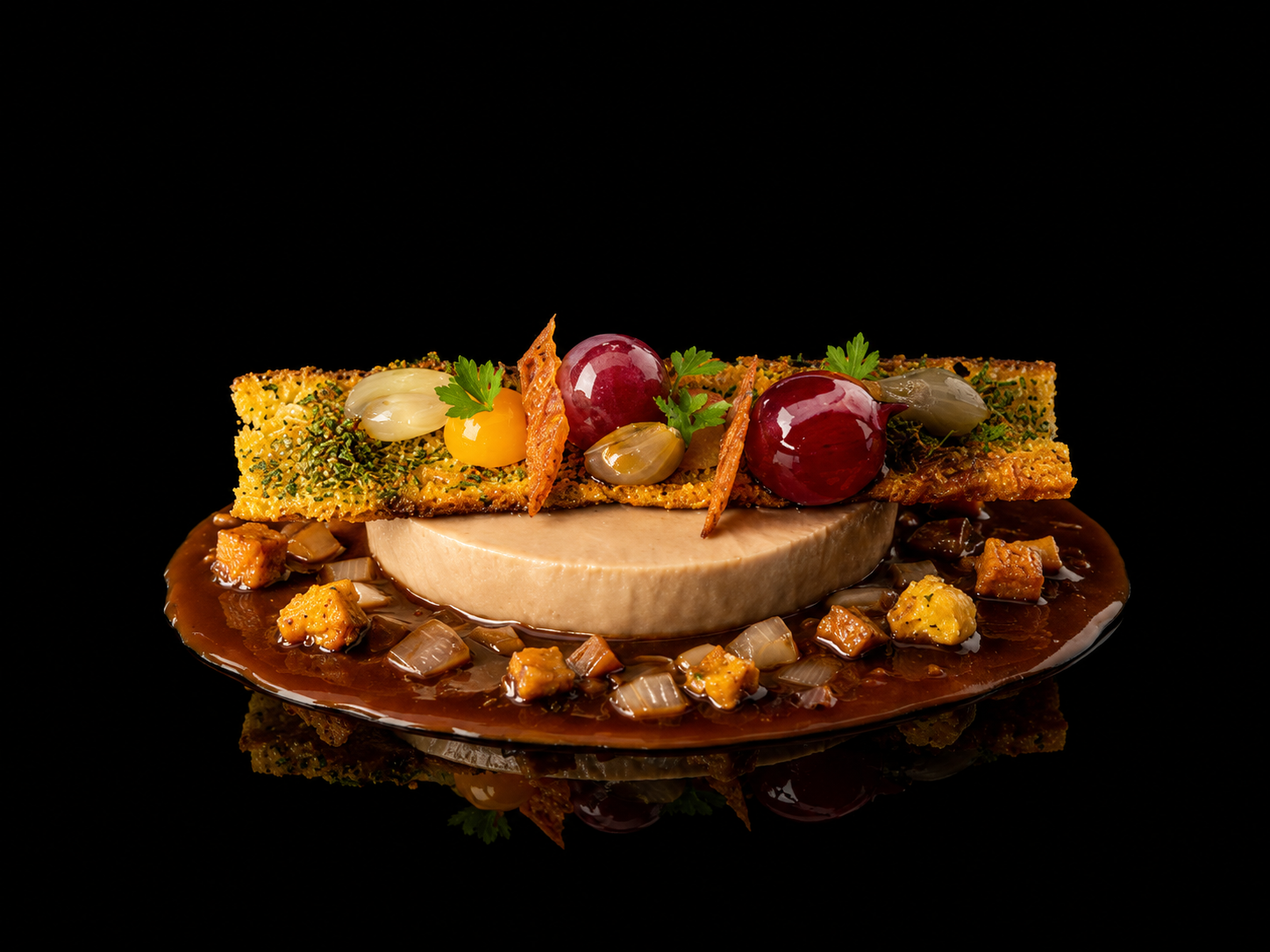 Assiette gastronomique avec une tranche de viande, une gelée de fruits rouges, des garnitures de légumes et un croustillant décoratif, présentation élégante sur fond noir.