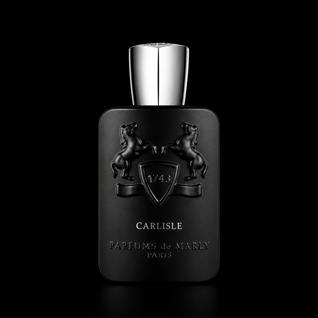 Bouteille de parfum noire de marque Carlisle avec deux chevaux en relief et un bouchon argenté, sur fond noir.