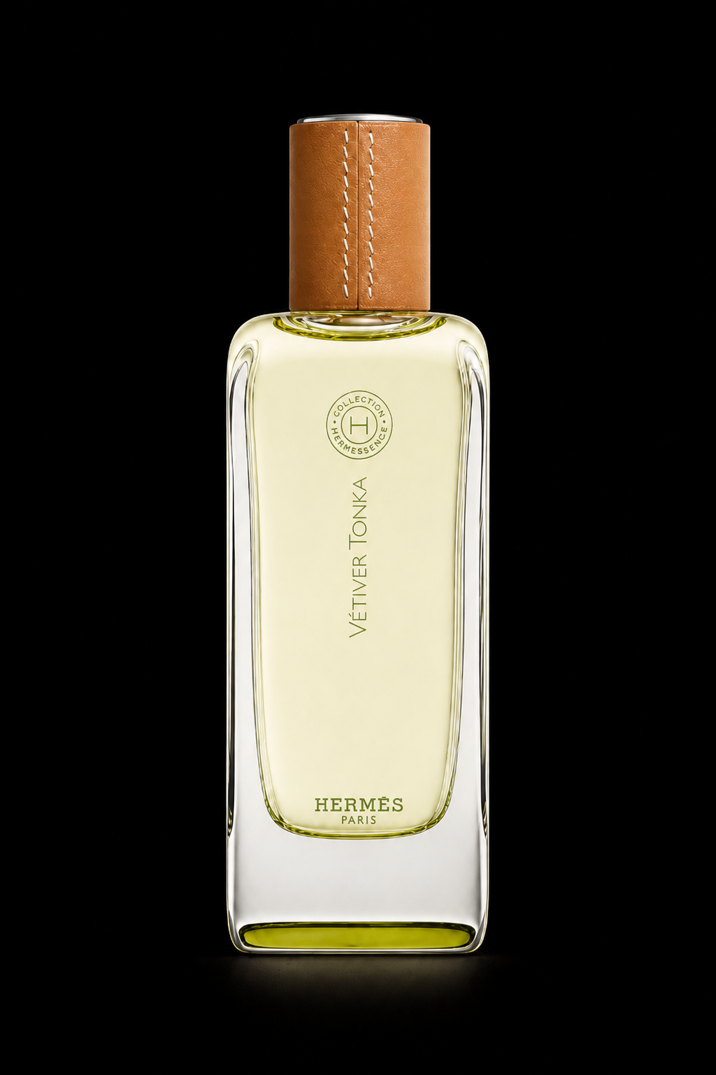 Flacon de parfum Hermès Vétiver Tonka avec bouchon en cuir brun, fond noir.