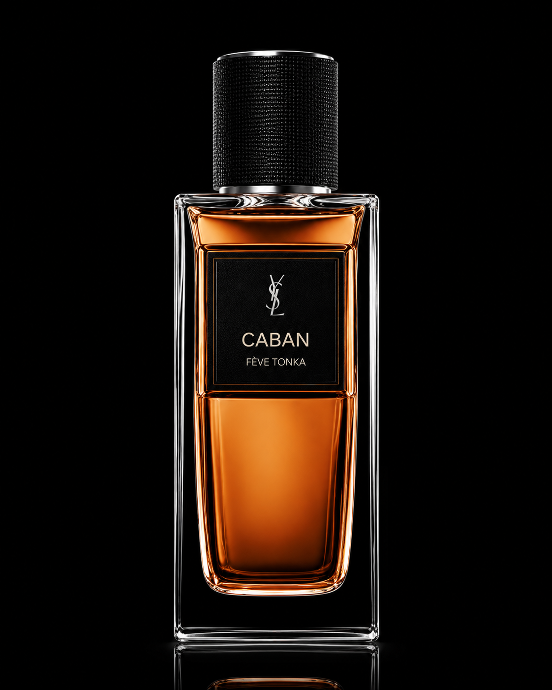 Une bouteille de parfum Yves Saint Laurent Caban Fève Tonka avec un design élégant, contenant une fragrance ambrée, placée contre un fond noir.