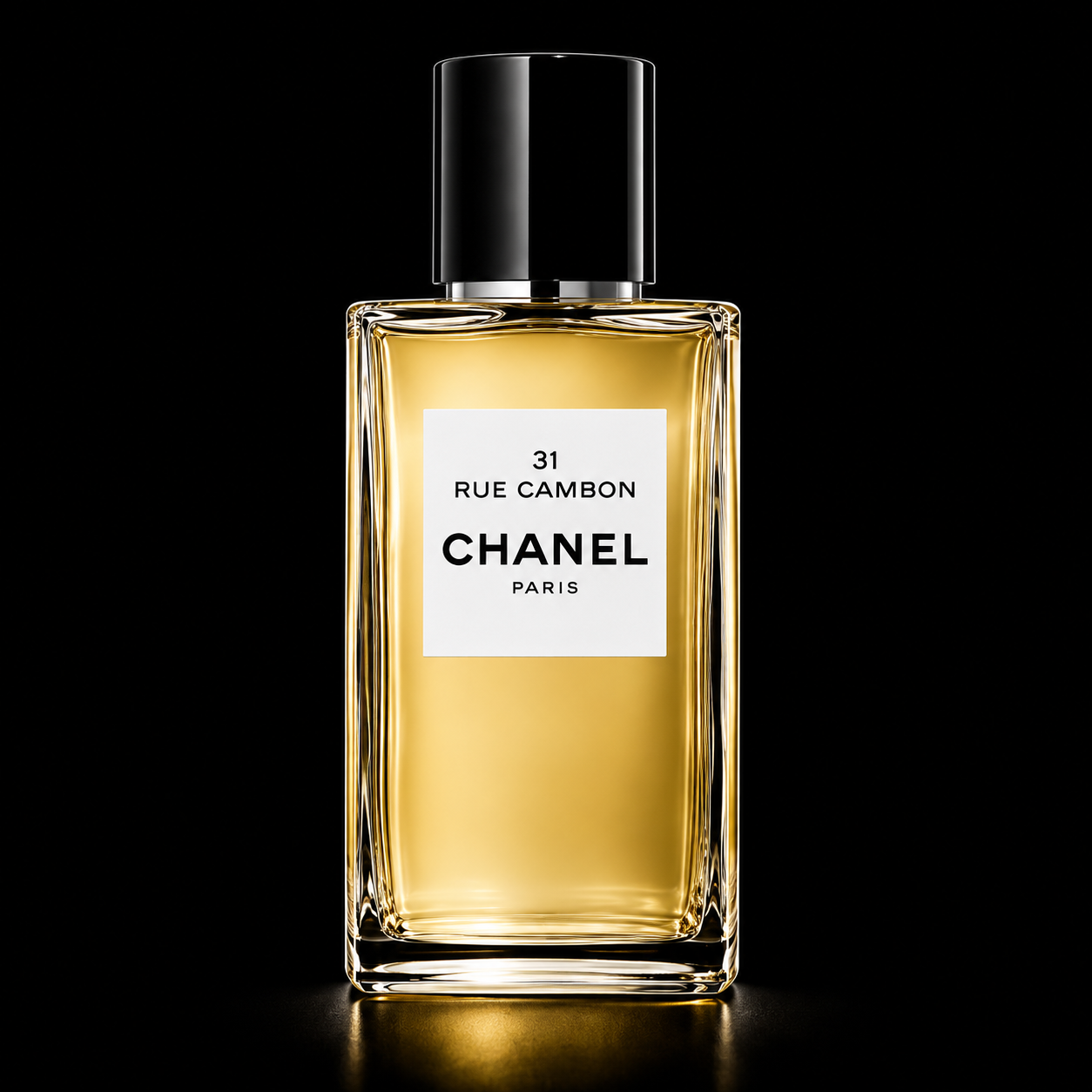 Une bouteille de parfum Chanel avec une étiquette blanche, contenant un liquide jaune, sur un fond noir.
