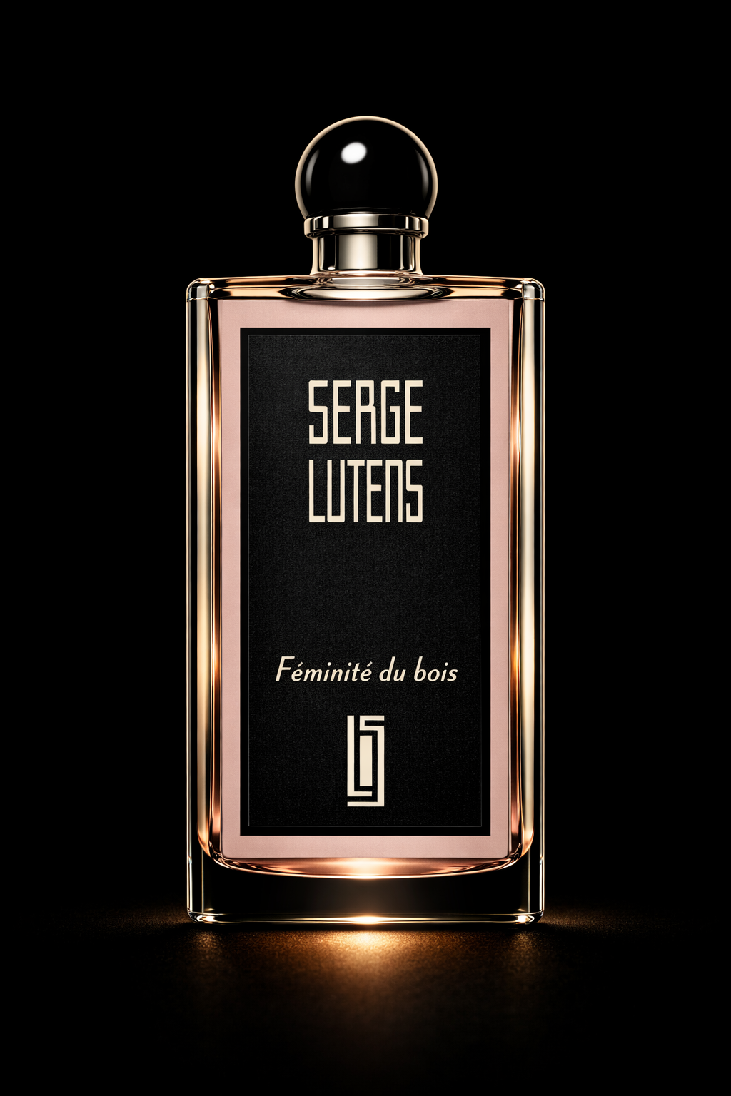 Flacon de parfum rose avec un fond noir, portant le nom Serge Luten et la description 'Féminité du bois'.
