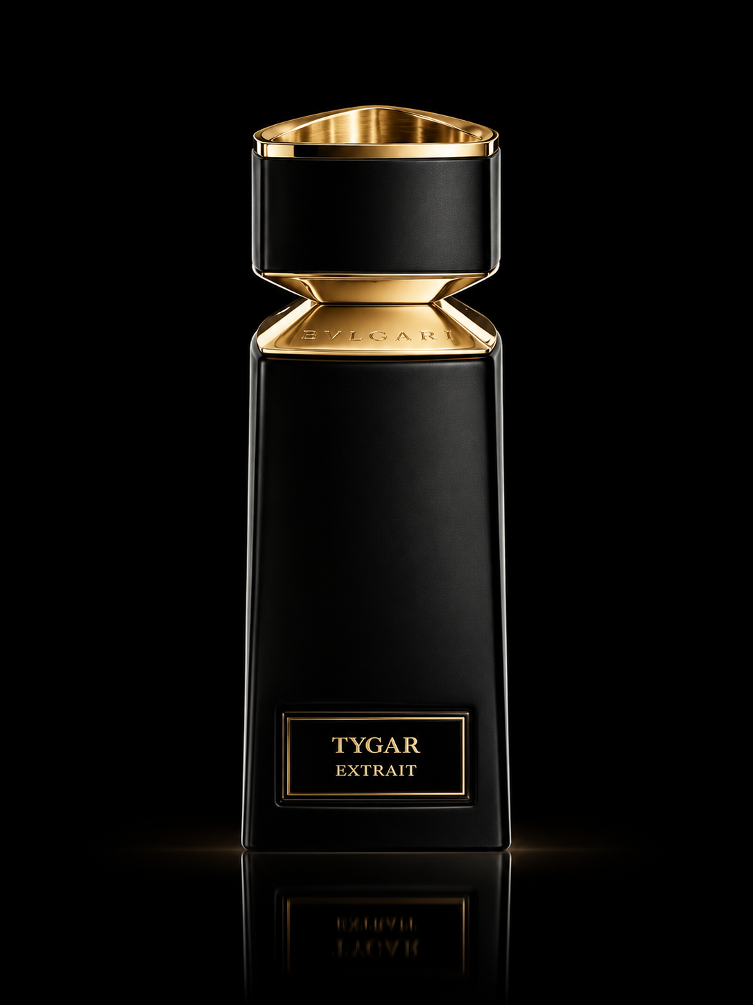 Flacon de parfum noir et doré Bvlgari TYGAR Extrait sur fond noir
