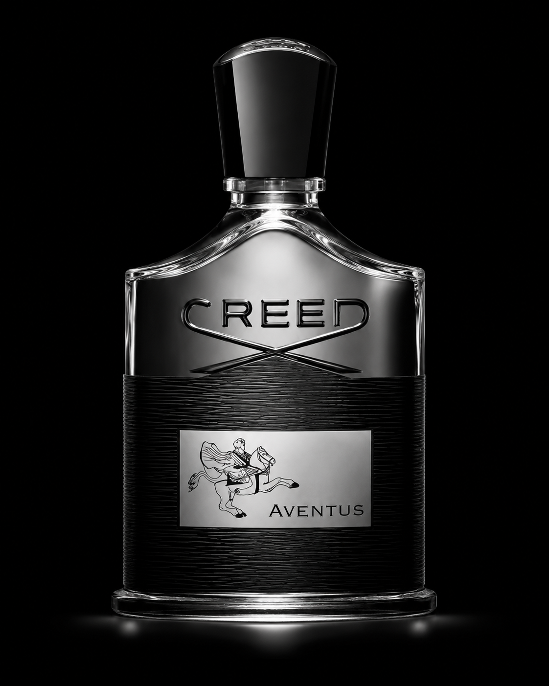 Bouteille de parfum transparente avec le mot 'CREED' gravé, étiquette avec un cavalier et la mention 'Aventus', fond noir.
