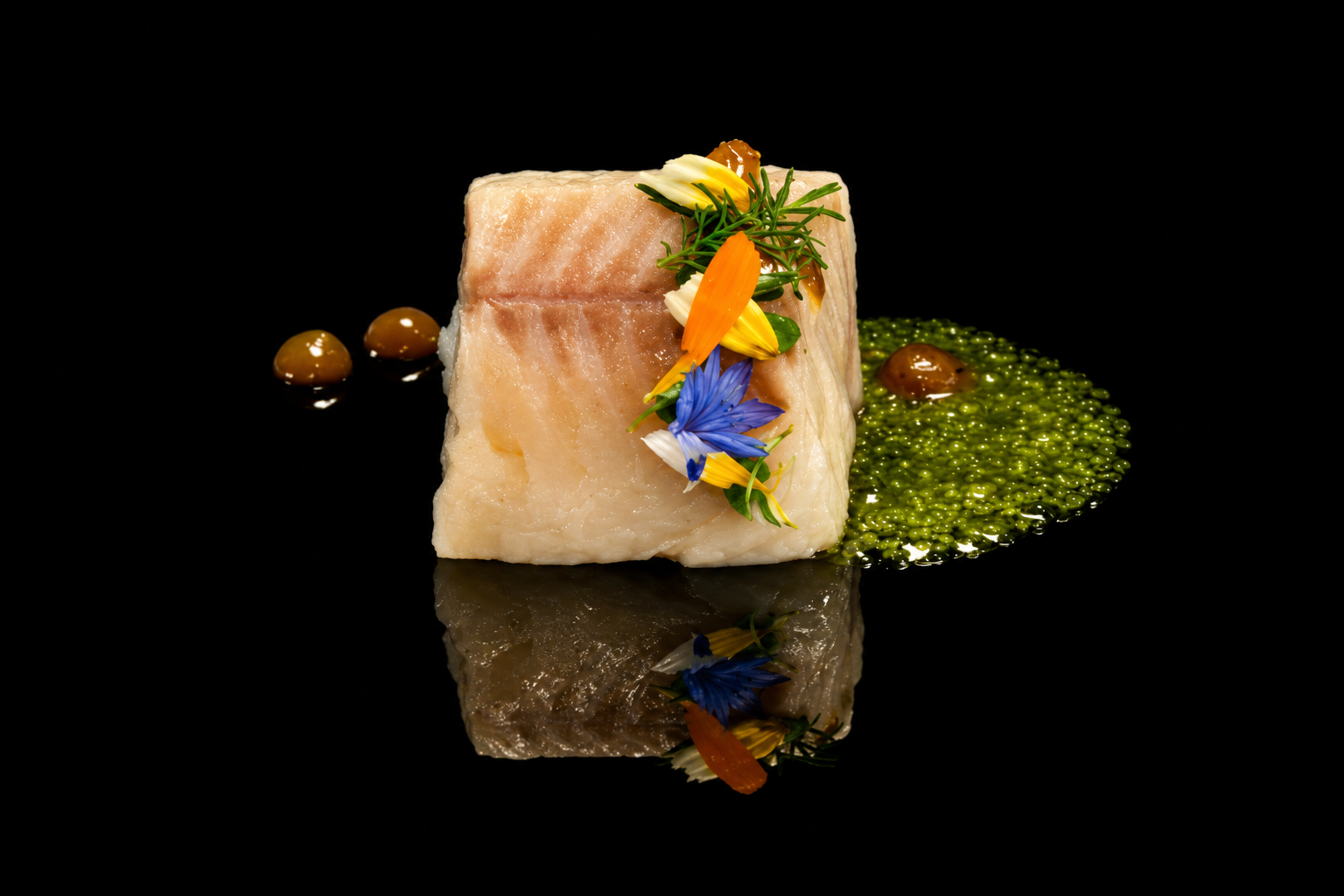 filet de poisson blanc garni de fleurs comestibles et servi avec une sauce verte, sur fond noir