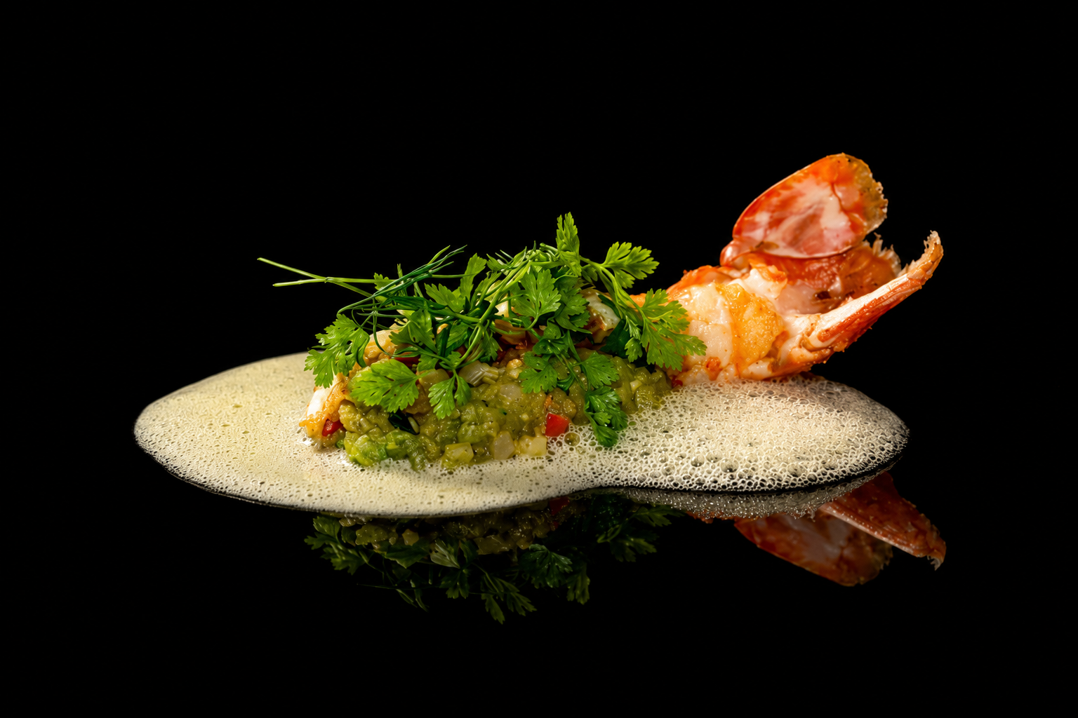Assiette de fruits de mer garnie de coriandre, présentée sur une surface noire