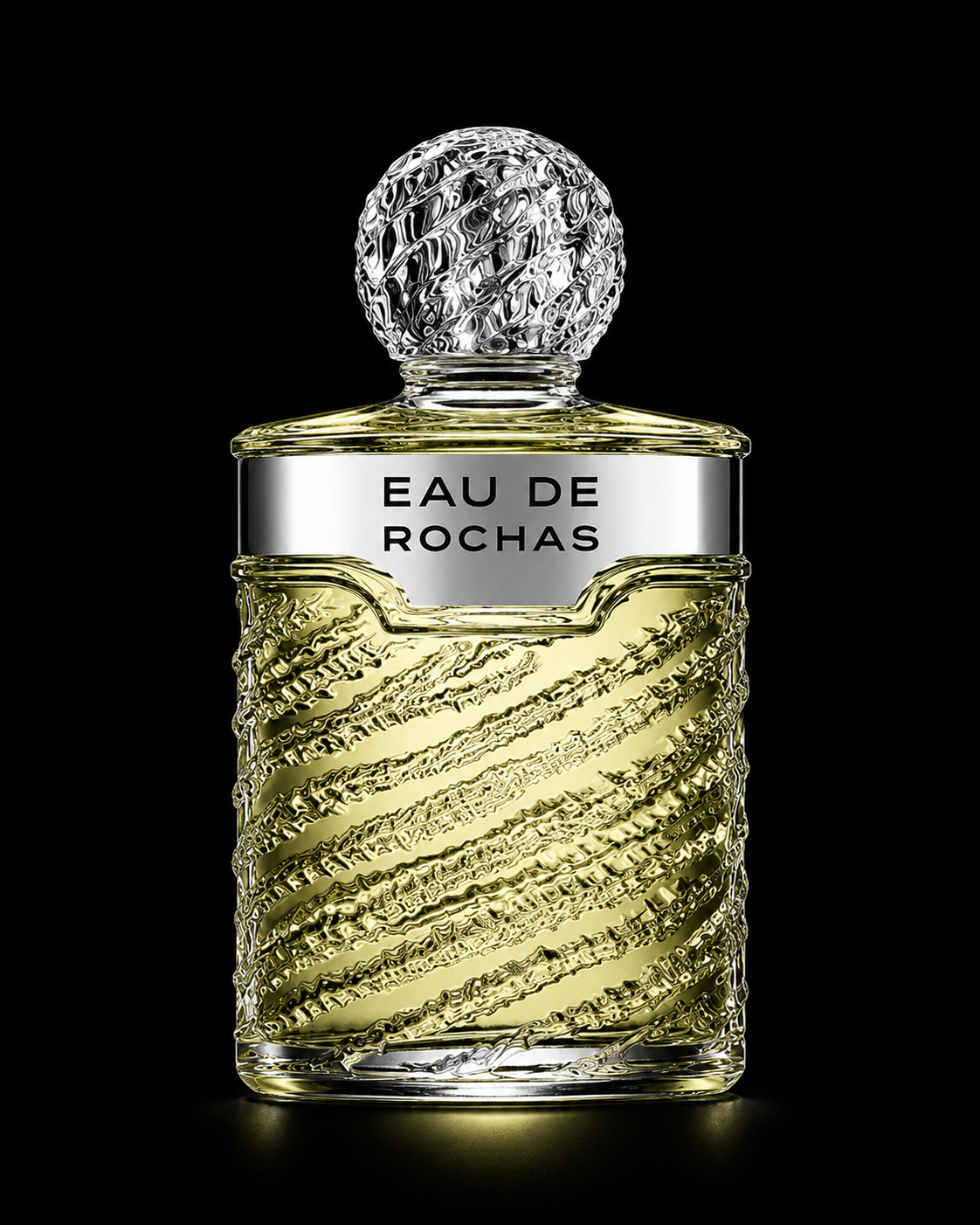 Flacon de parfum Eau de Rochas avec un design en verre orné de motifs en spirale et un bouchon en verre texturé, sur fond noir.