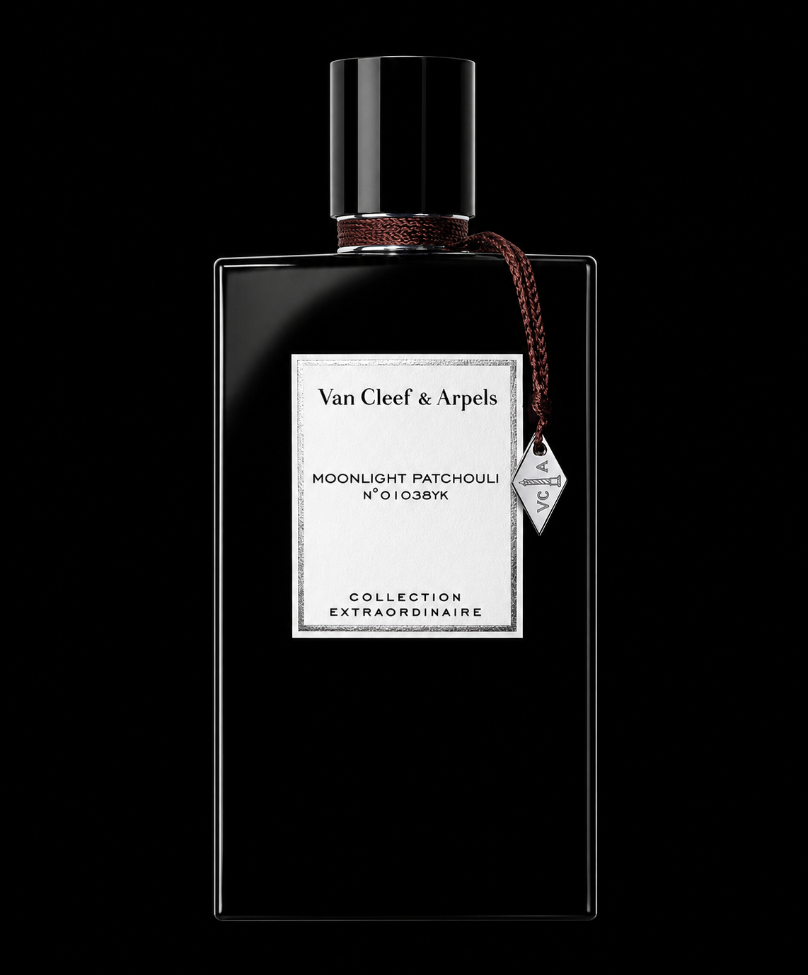 Une bouteille de parfum noire avec une étiquette blanche portant le nom 'Van Cleef & Arpels Moonlight Patchouli' et une bordure en argent, ornée d'un lien en tissu marron avec une breloque portant les initiales 'VCA'.