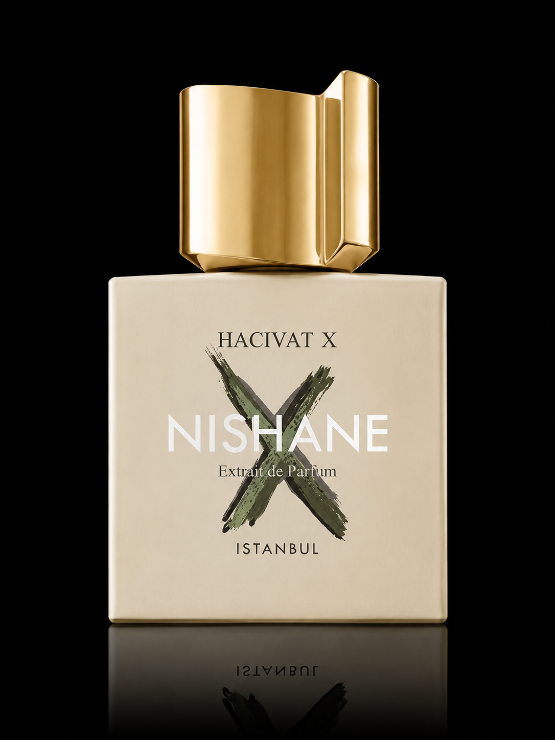 Bouteille de parfum Nishane X Hacivat avec capuchon en métal doré, posée sur une boîte neutre, fond noir.