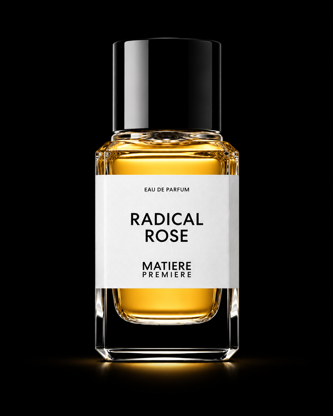 Flacon de parfum avec liquide doré et étiquette blanche indiquant "Radical Rose" et "Matière Première" sur fond noir.