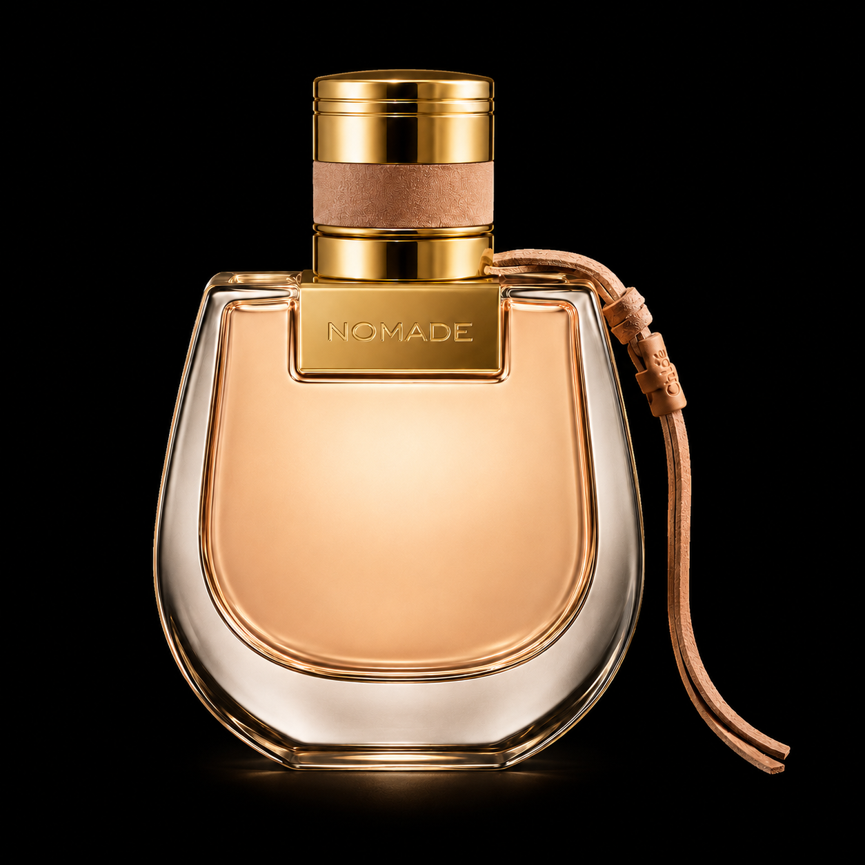 Flacon de parfum élégamment conçu avec des accents en or et en cuir, portant le nom 'NOMADE' sur une étiquette en or.
