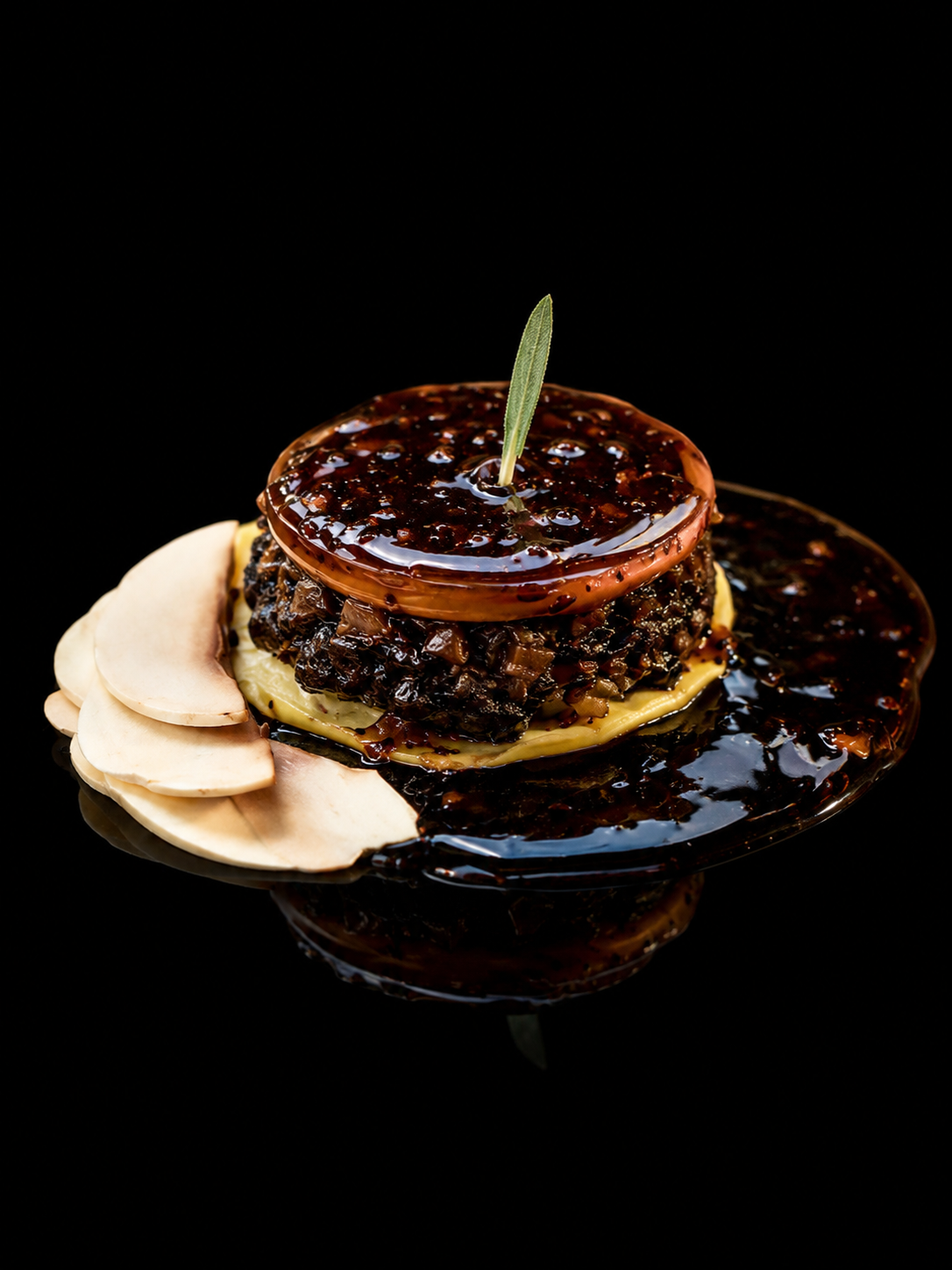 Un plat gourmet avec des ingrédients variés, dont des champignons et une sauce foncée, présenté sur une surface noire.