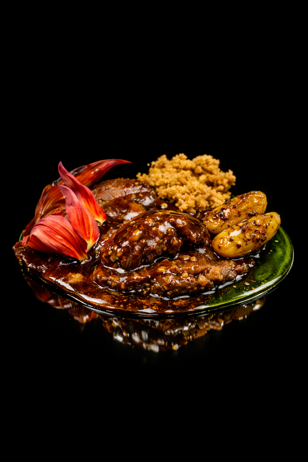Un plat de viande en sauce avec des légumes et des grains, décorer avec des fleurs rouges, sur fond noir.