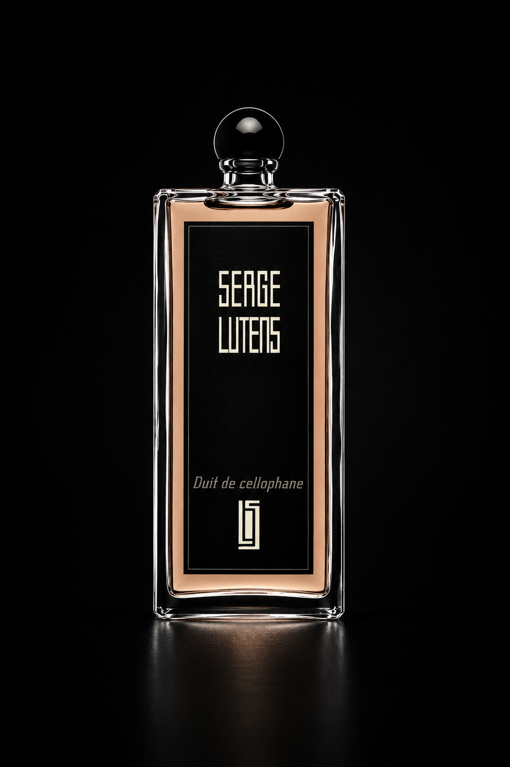 Flacon de parfum transparent avec une étiquette noire portant le nom 'SERGE LUTENS' et la mention 'Dui de cellophane' sur un fond noir.