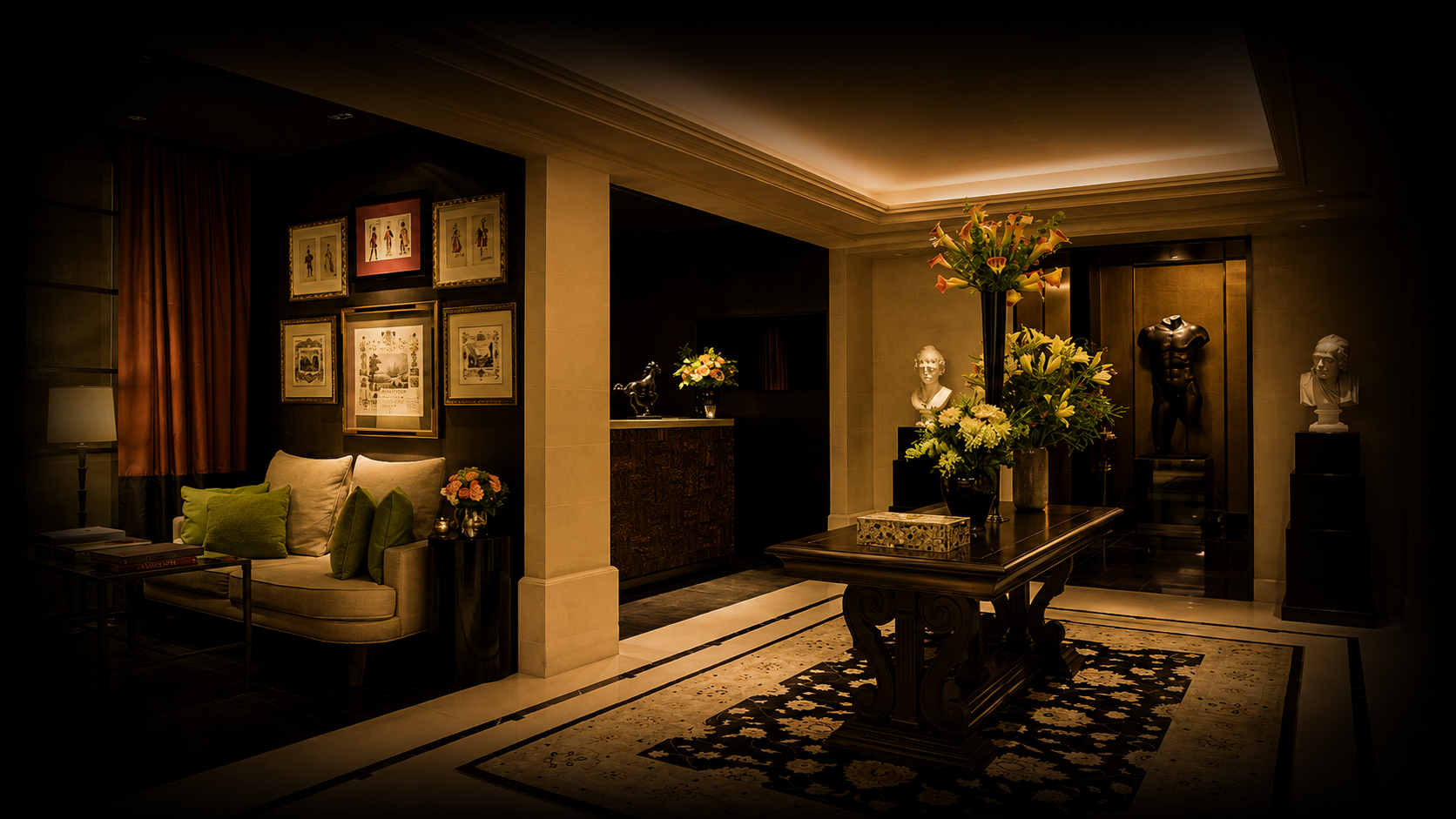 Intérieur d'un salon élégant avec des meubles en bois foncé, des sculptures, des tableaux, des vases avec des fleurs et un tapis décoratif.