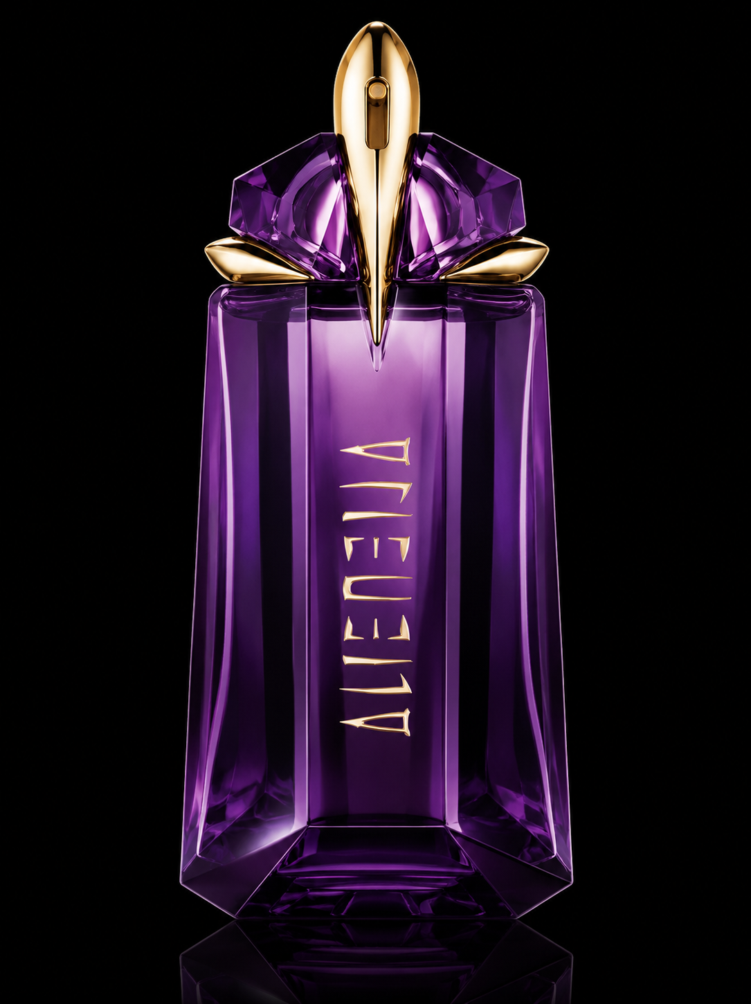 Flacon parfum violet avec une tête de cygne en or à l'avant, fond noir, le mot "Avenue" en or inscrit verticalement sur le flacon.