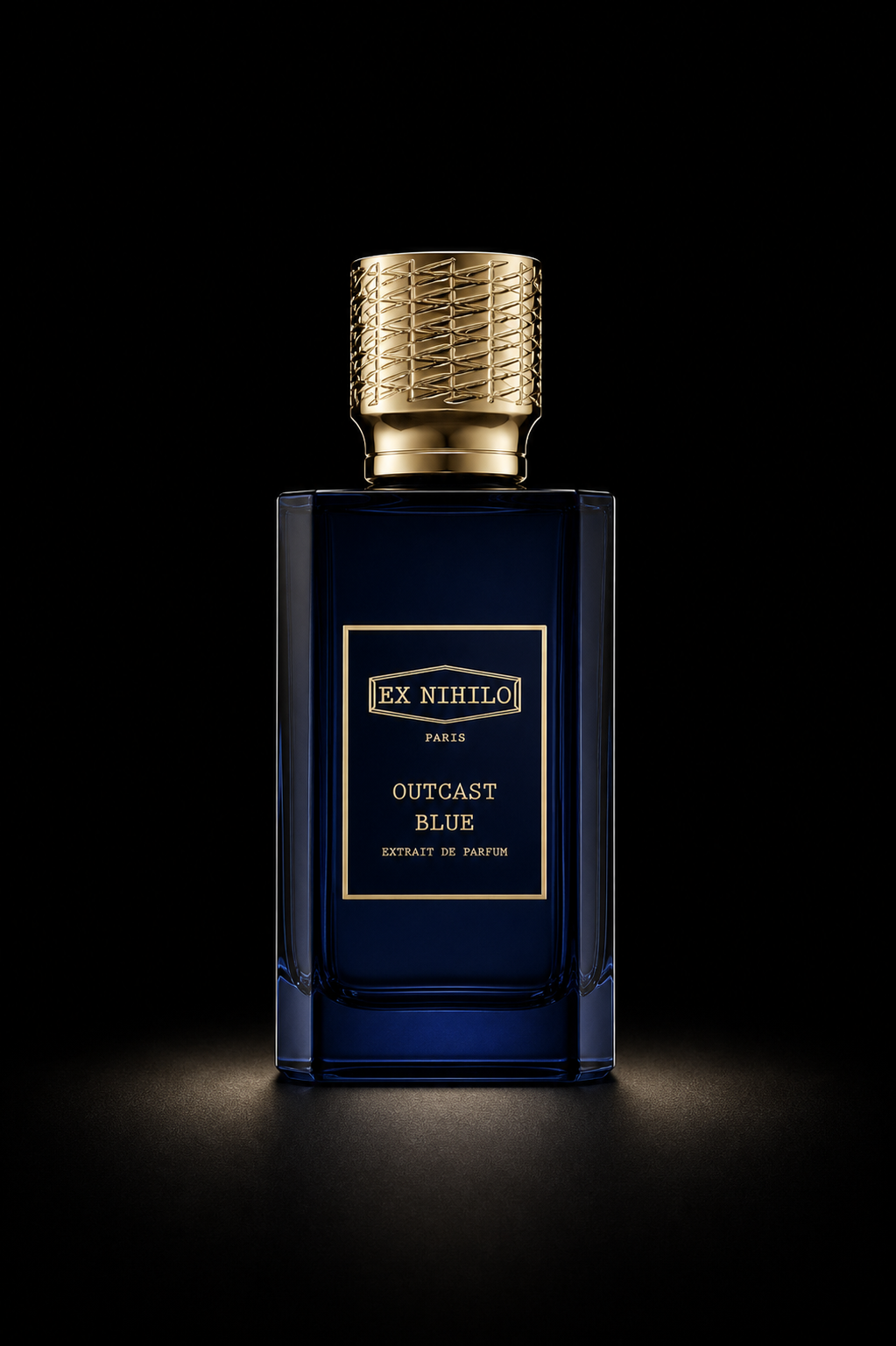 Bouteille de parfum bleu foncé avec un bouchon en or, étiquetée 'Ex Nihilo Paris Outcast Blue Extrait de Parfum', sur un fond noir.