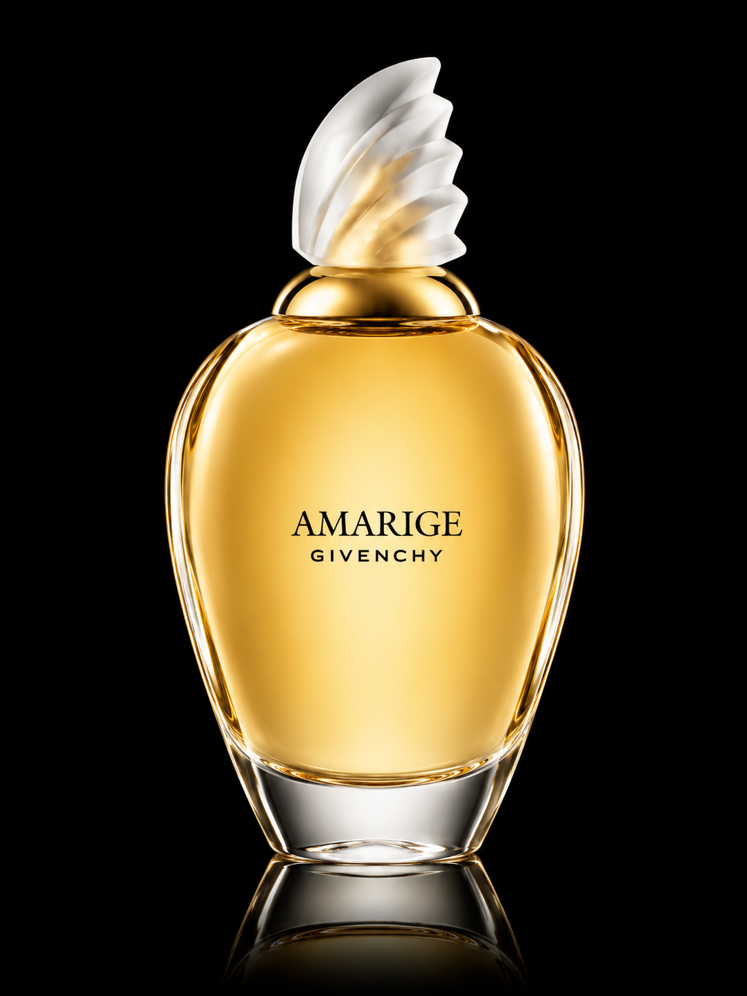 Flacon de parfum doré Givenchy Amarige avec un capuchon blanc sculpté, sur fond noir.