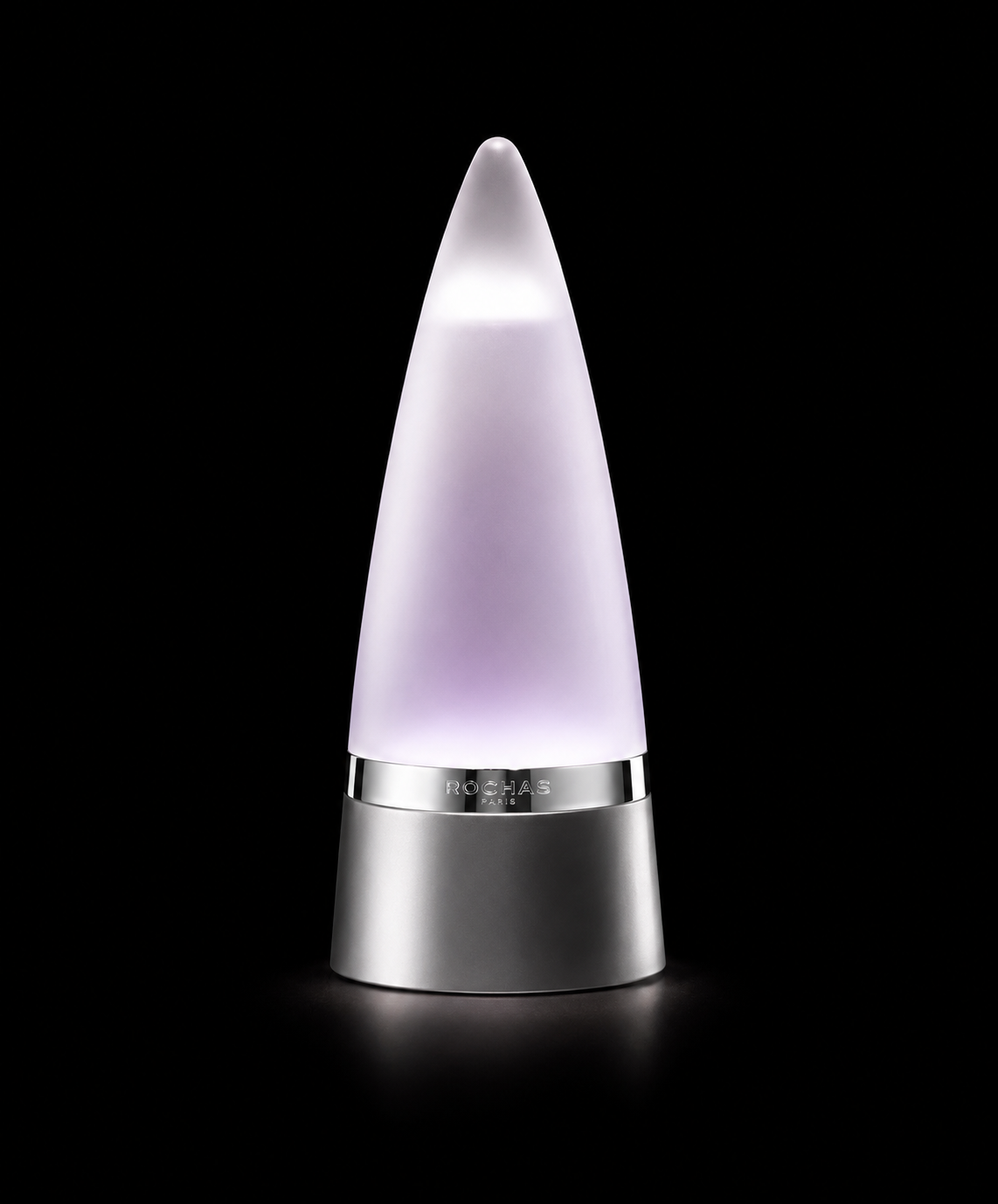Lampe de décoration moderne avec lumière violette, marque Rochas, contre un fond noir.