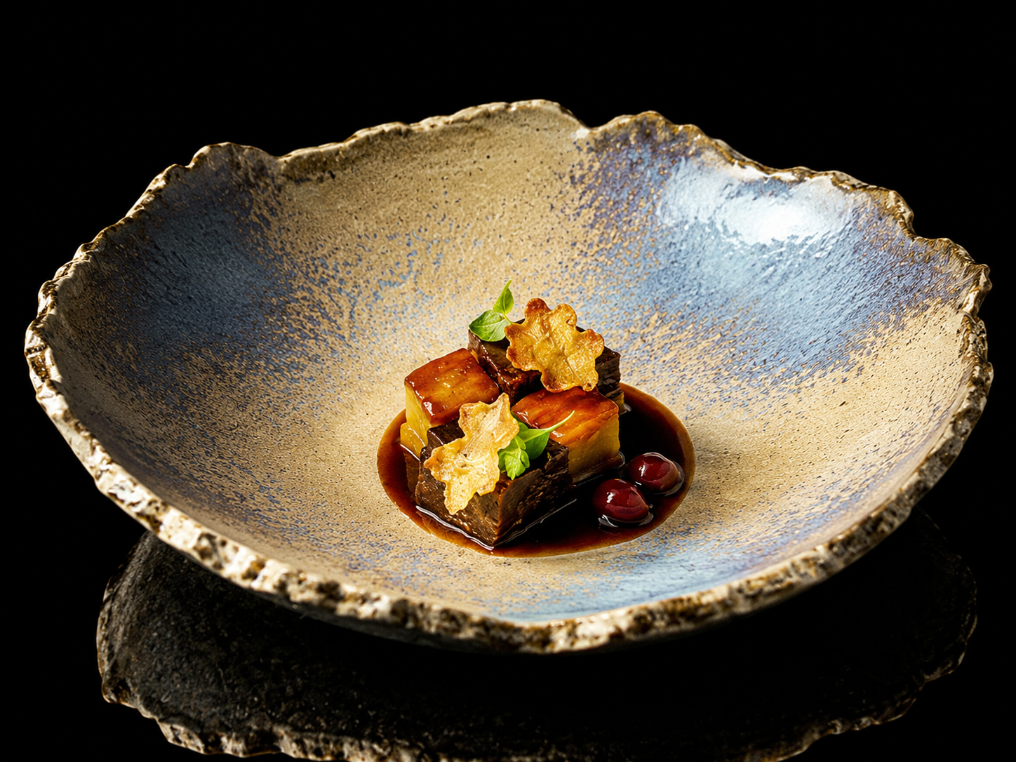 Plat gastronomique avec morceaux de légumes, sauce sombre, garnitures croquantes, dans une assiette artistique sur fond noir.