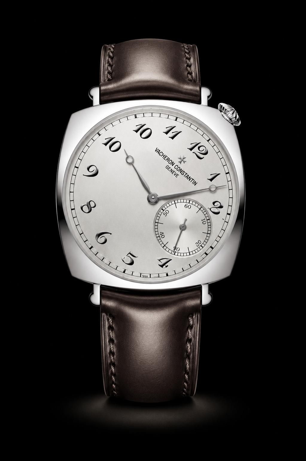 Montre élégante avec un cadran blanc, chiffres arabes, petites secondes à 6 heures, et bracelet en cuir marron.
