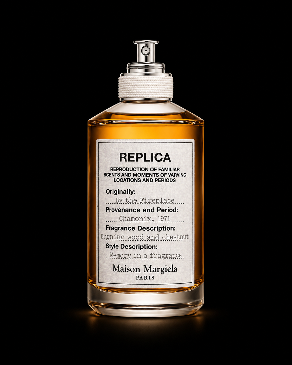 Une bouteille de parfum transparente avec une étiquette imprimée, contenant un liquide ambré, sur un fond noir.